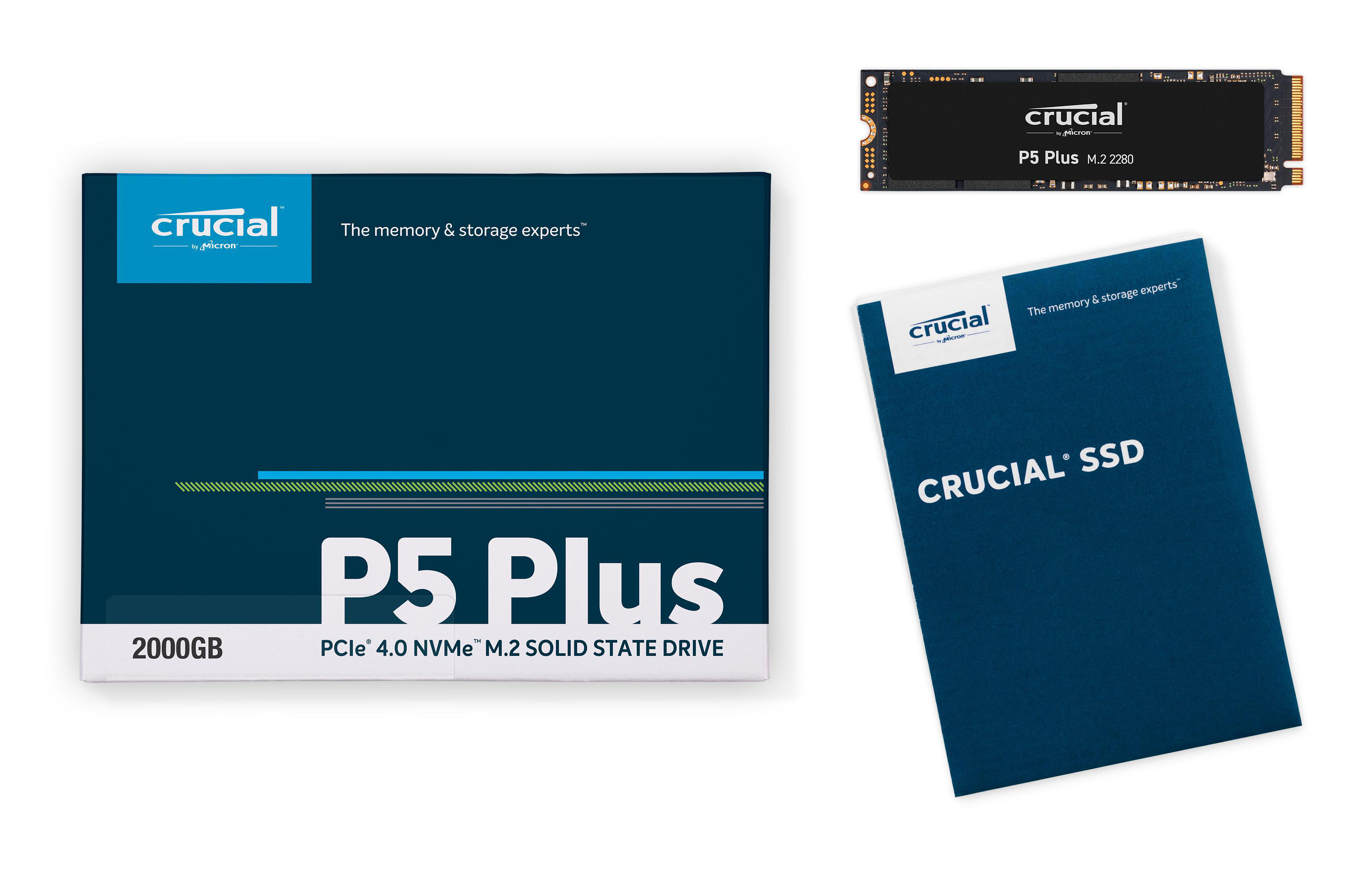 Crucial P5 Plus SSD-Verpackung und SSD. Blaue Box und Karte, mit SSD oben. Weißer Hintergrund.