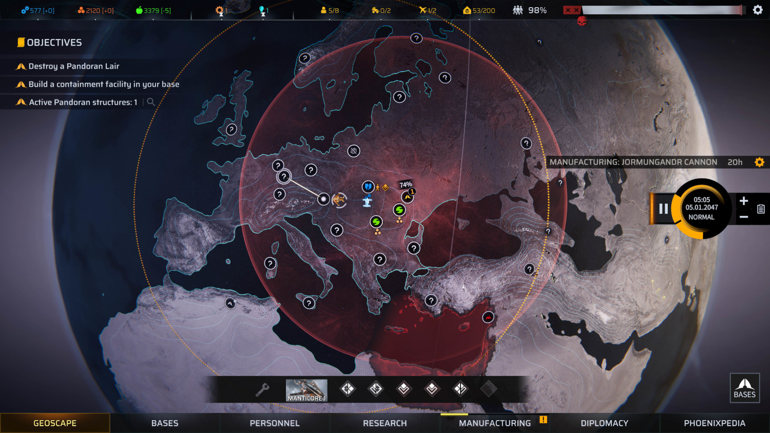 Game-interface toont een kaart van Europa met een rode zone en doelstellingen. Een kanon is in productie.