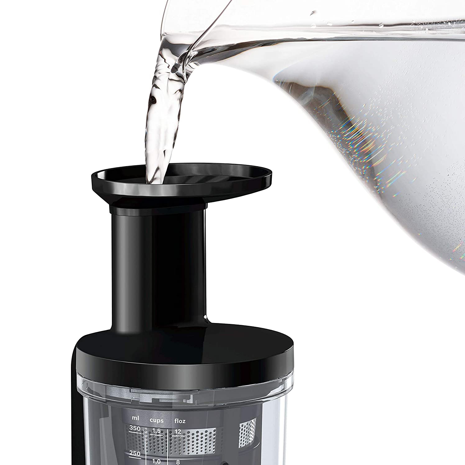 L'acqua viene versata in un estrattore di succo nero. L'estrattore di succo ha un contenitore trasparente con misure.