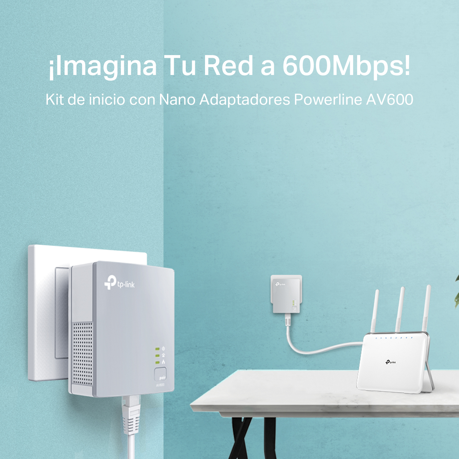 Dos adaptadores tp-link AV600 Powerline enchufados a una pared y un router. Azul.