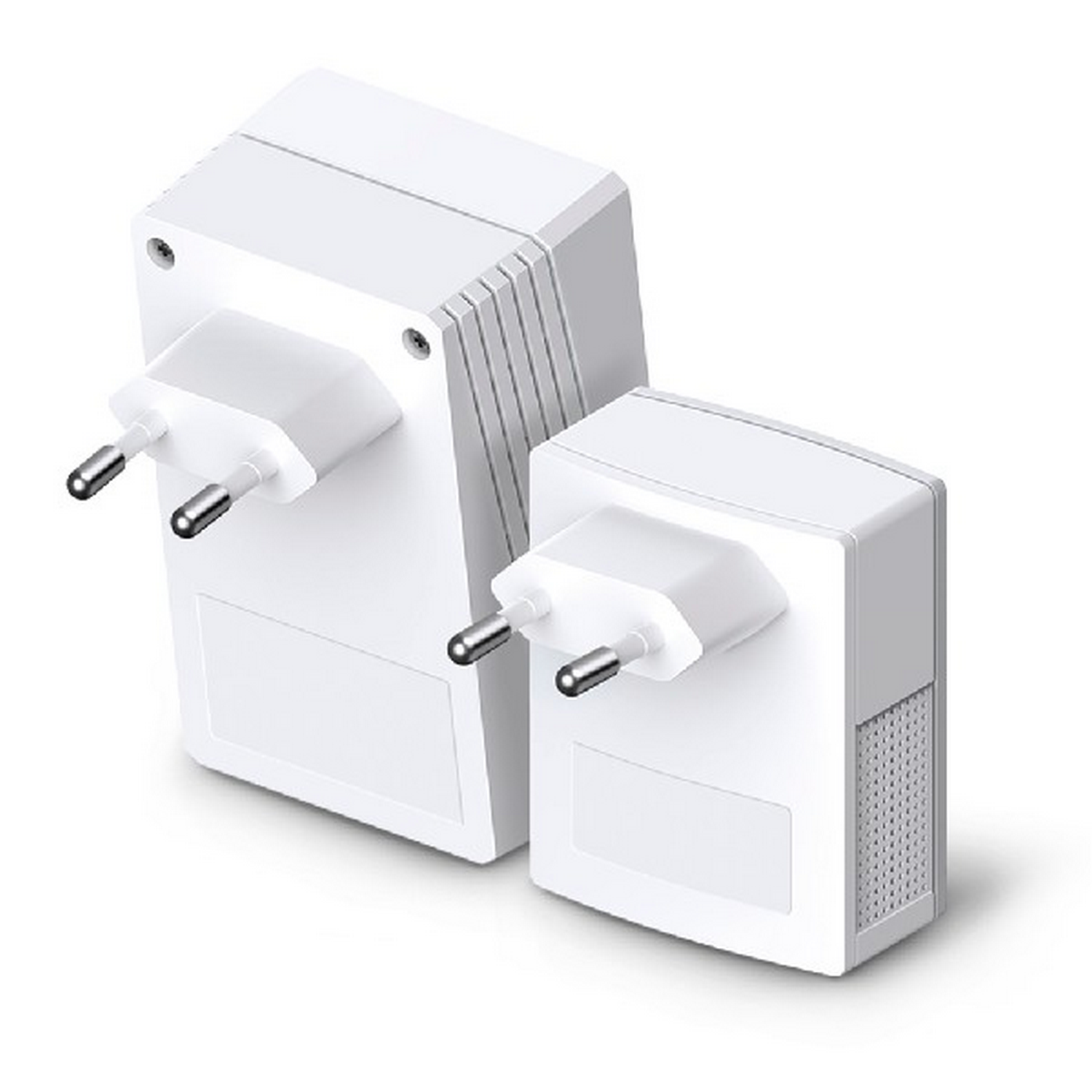 Dos adaptadores de corriente blancos con enchufes europeos, en ángulo sobre una superficie blanca.