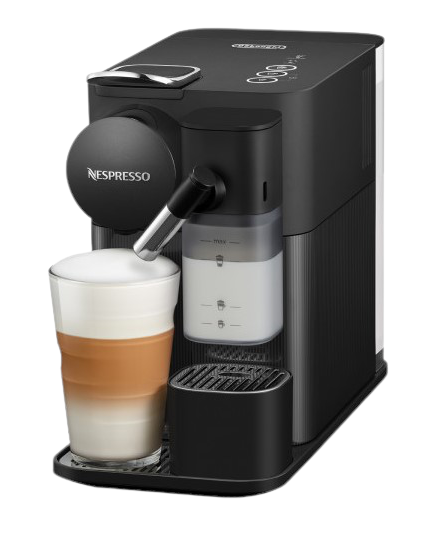 Schwarze Nespresso-Maschine mit einem Glas Latte davor, weißer Hintergrund.