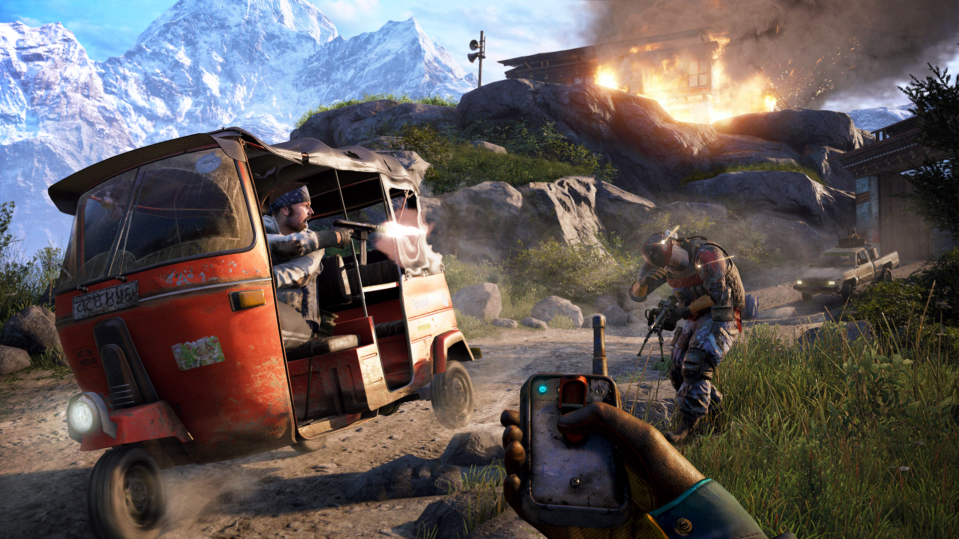 Une scène d'un jeu vidéo avec un tuk-tuk, des montagnes, du feu et des personnes armées.