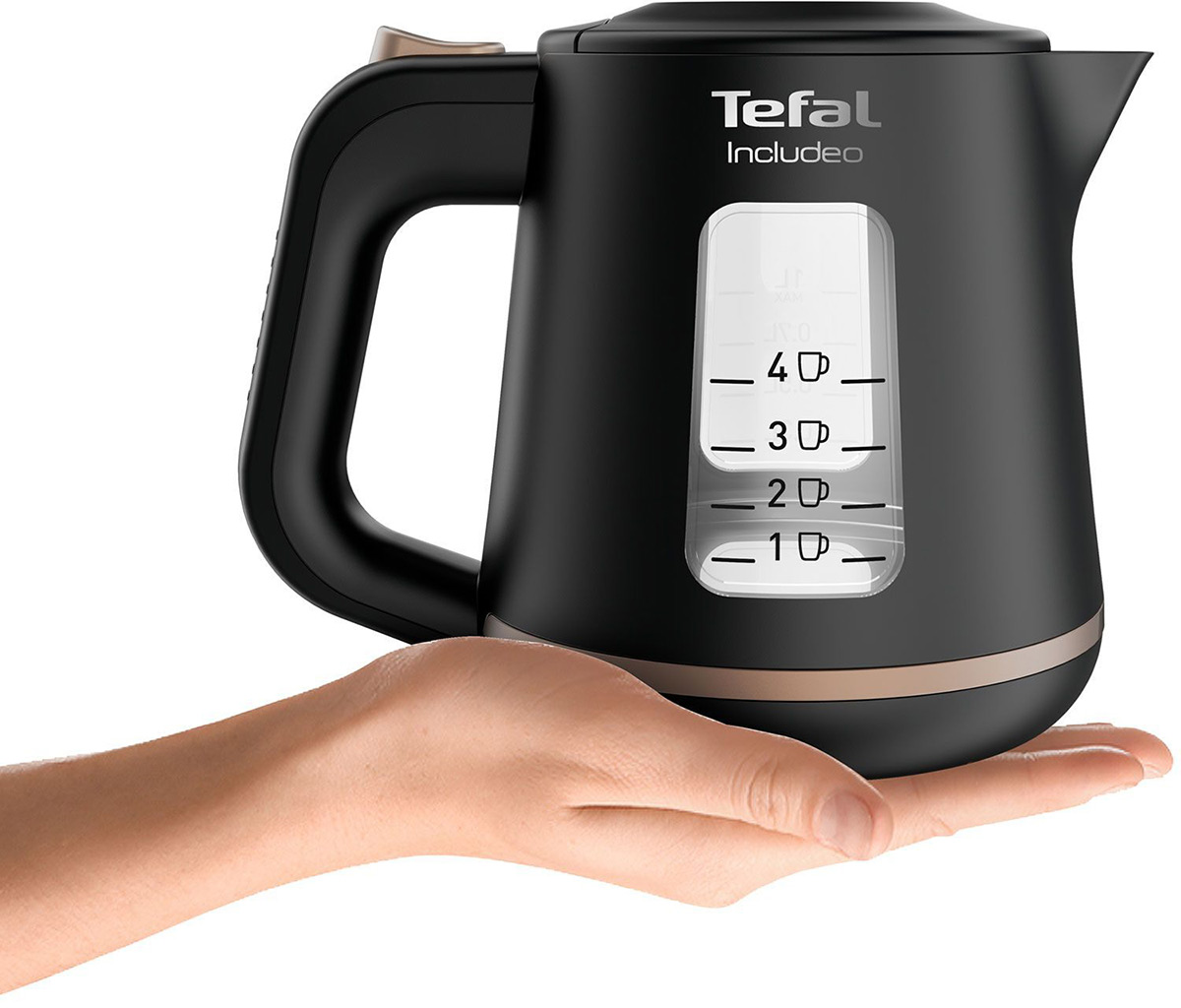 Bollitore Tefal nero, dettagli oro, tenuto in mano. Indicatore livello acqua bianco visibile.