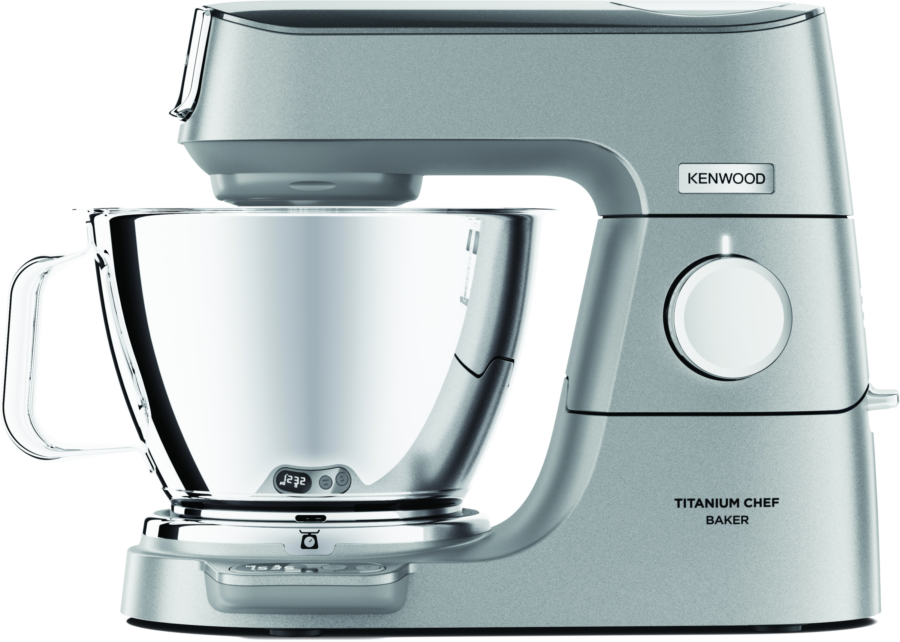 Eine silberne Kenwood Titanium Chef Baker Küchenmaschine auf weißem Hintergrund. Sie ist glänzend und neu.