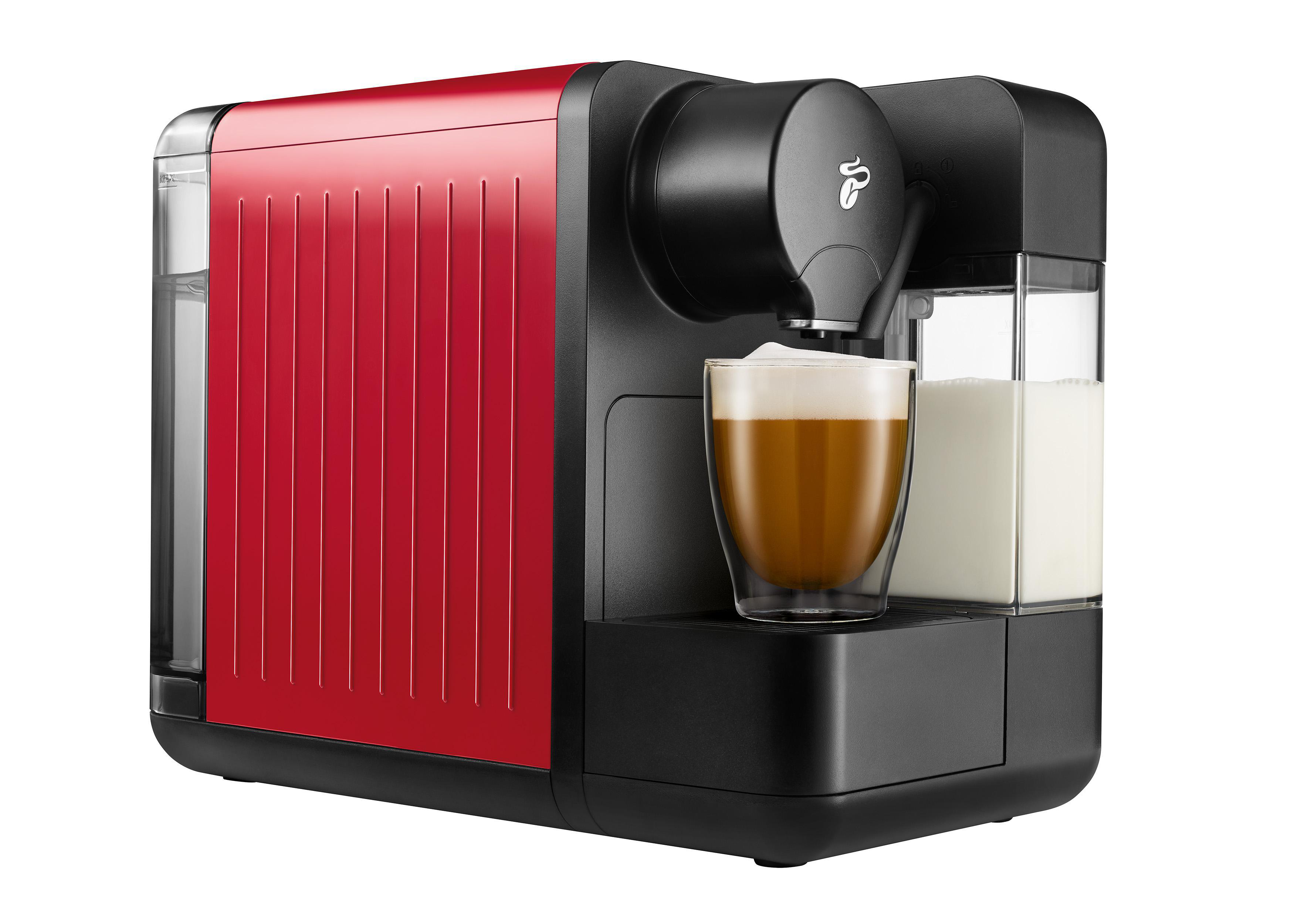Eine rot-schwarze Kaffeemaschine mit einem Glas Kaffee und Milch.