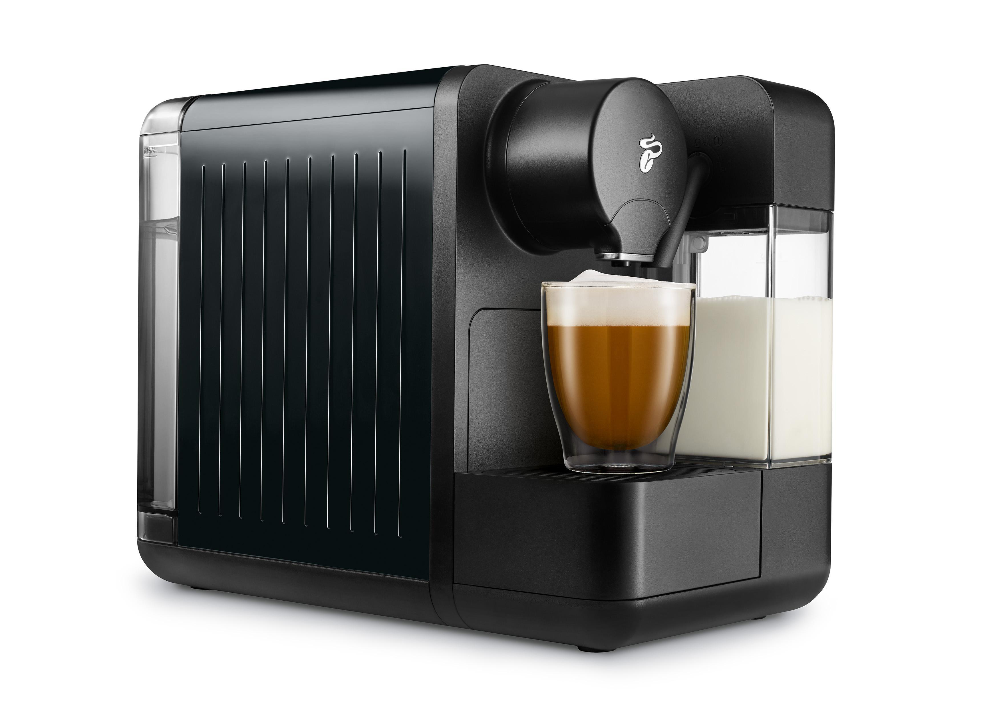 Eine schwarze Kaffeemaschine mit einem Glas Kaffee.