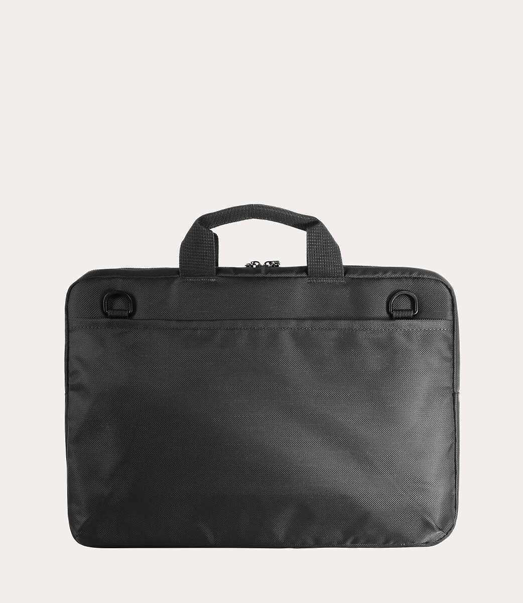 Eine schwarze Laptoptasche mit Griffen und D-Ringen an den Seiten, vor hellem Hintergrund.
