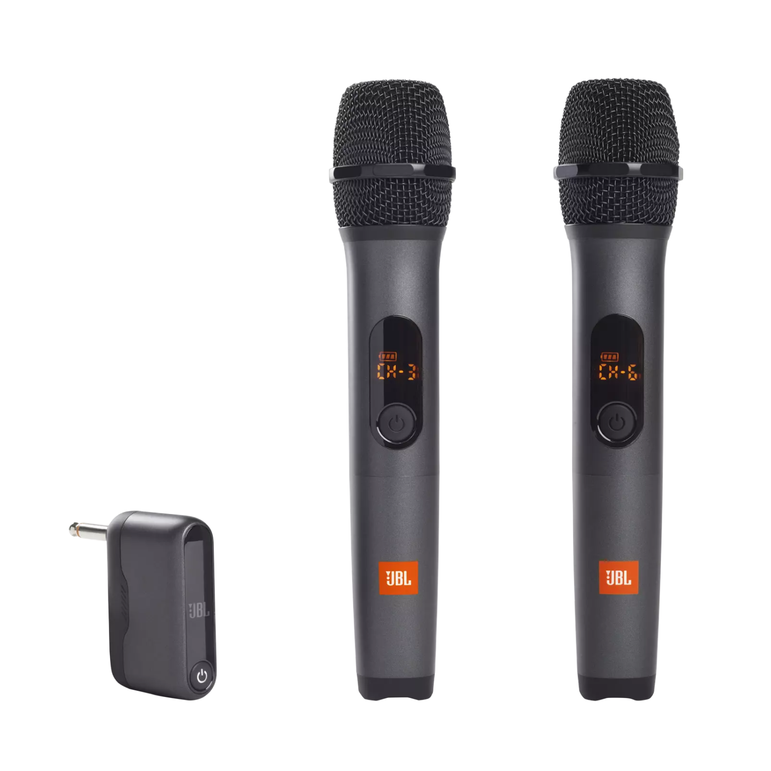 Dos micrófonos JBL negros con un pequeño receptor y una base de carga. Están sobre un fondo negro.