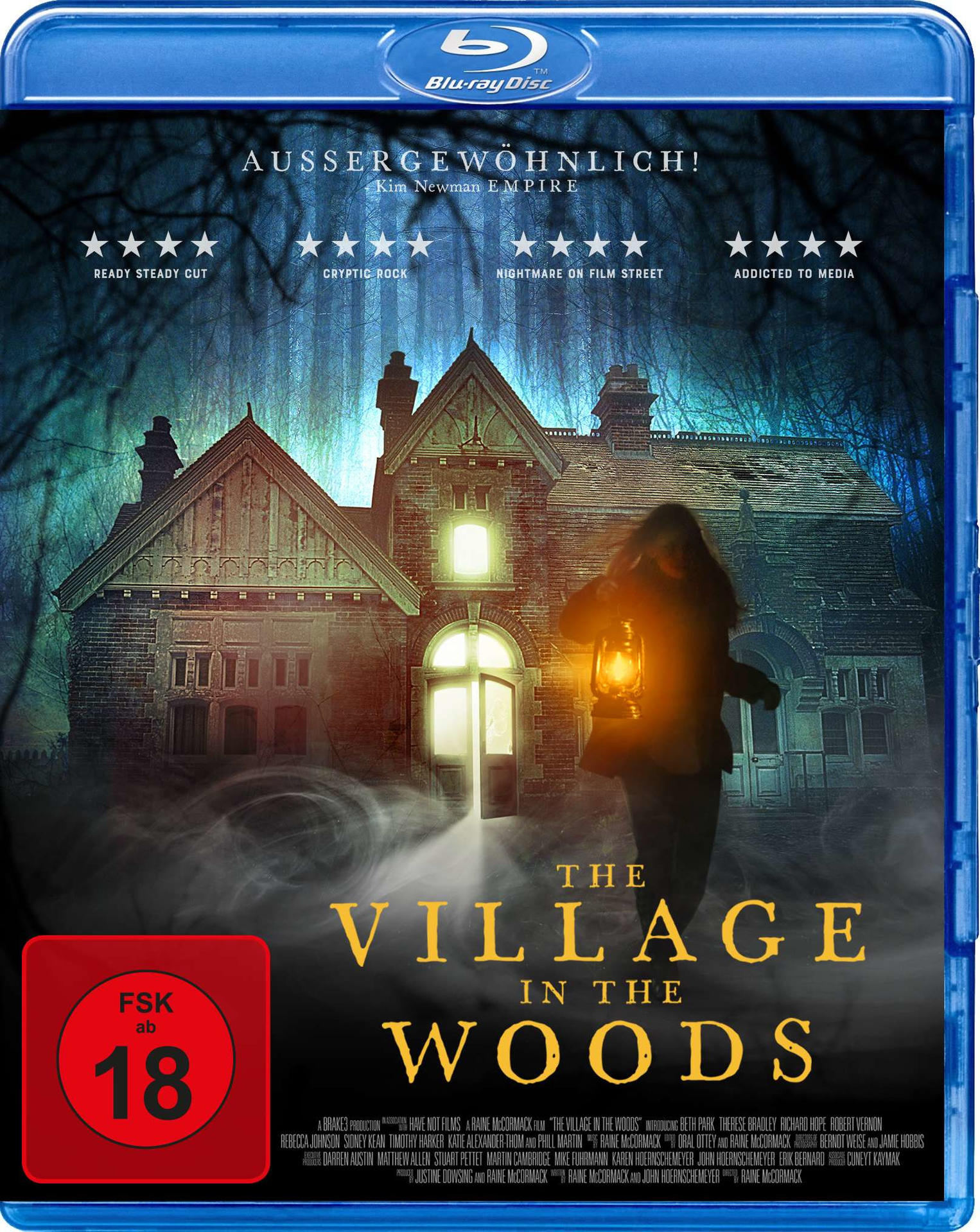 Blu-ray-Hülle für "The Village in the Woods". Eine Frau mit Laterne geht.