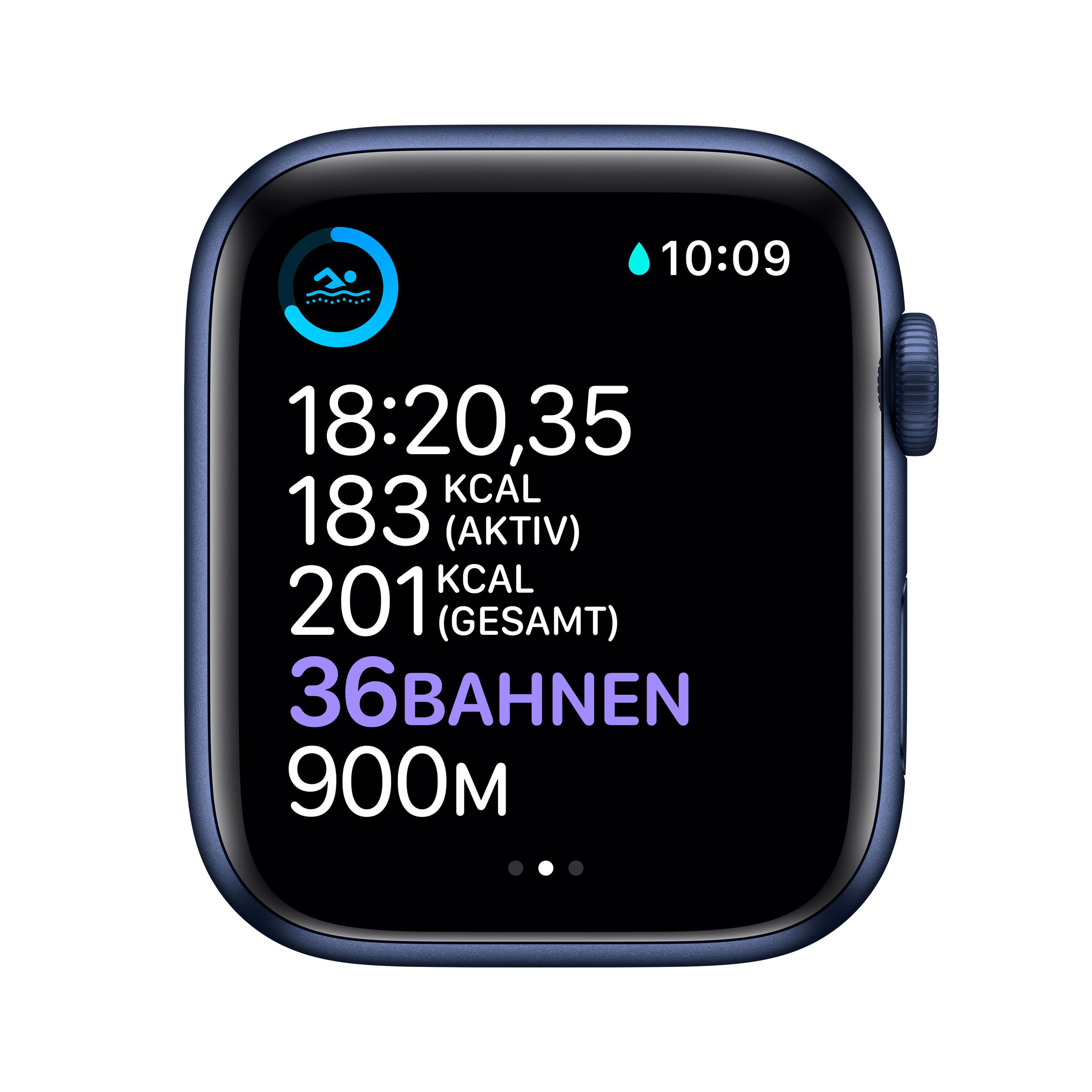 Smartwatch-Bildschirm zeigt Zeit, Aktivitätsdaten: Zeit, verbrannte Kalorien und Schritte.