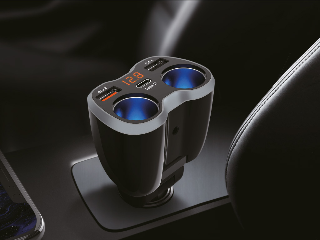 Un caricabatterie per auto con due porte USB e un display digitale che mostra 12,8, in un'auto.