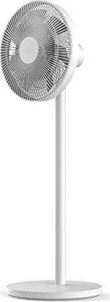 Ein weißer Standventilator mit rundem Fuß, Stange und Ventilatorkopf.