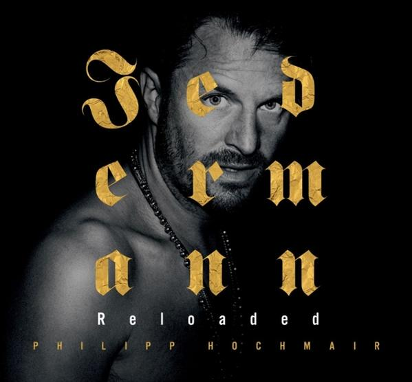 Albumcover von Philipp Hochmair. Schwarzer Hintergrund, mit Text und dem Gesicht des Künstlers.