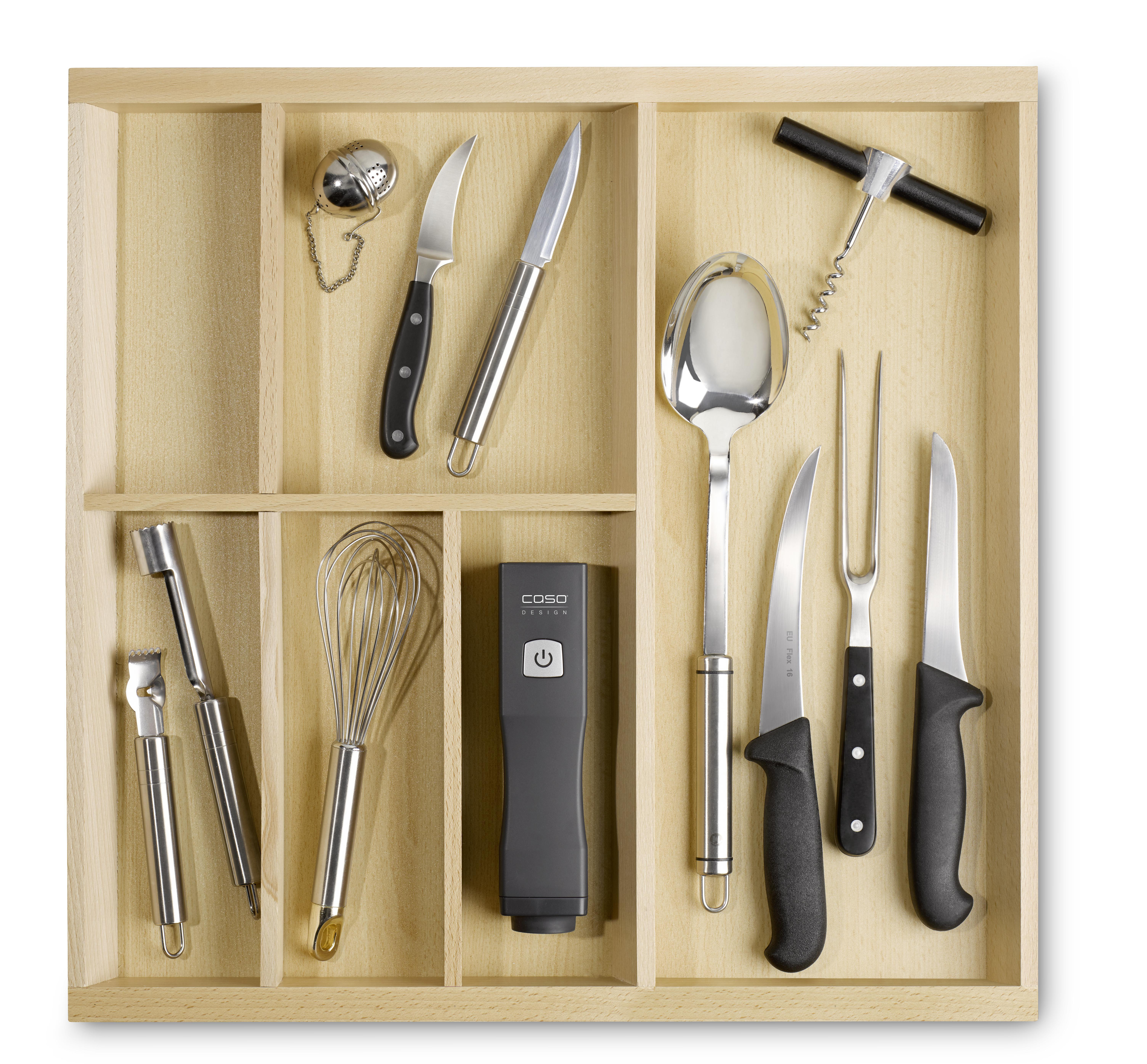 Holzschublade mit Küchenutensilien: Messer, Schneebesen, Löffel, Korkenzieher und mehr.