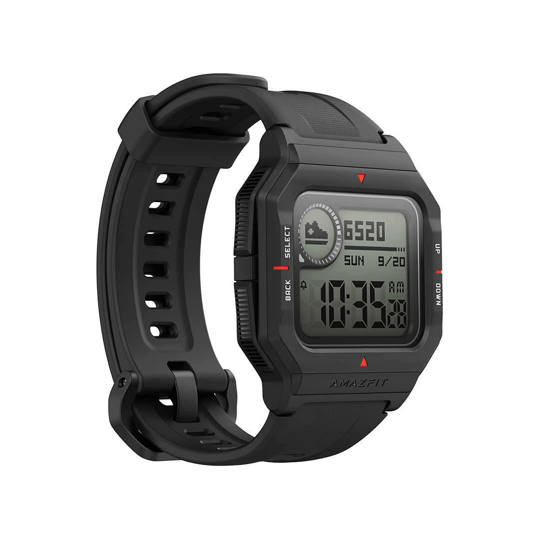Dijital ekranlı siyah Amazfit akıllı saat, beyaz bir yüzeyde.