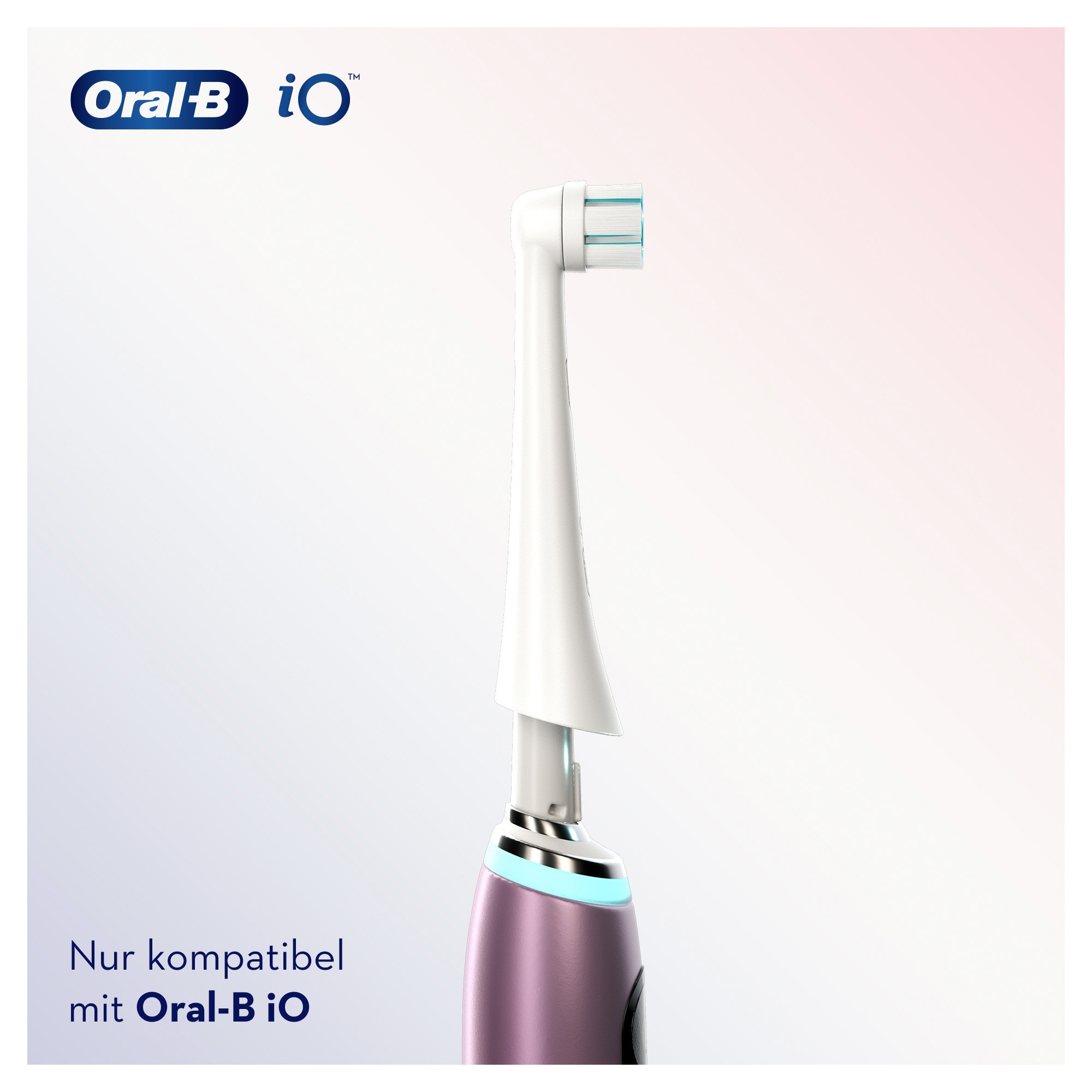 Nahaufnahme eines weißen Oral-B IO Zahnbürstenkopfes auf einem lila Griff, mit Text. Weißer Hintergrund.