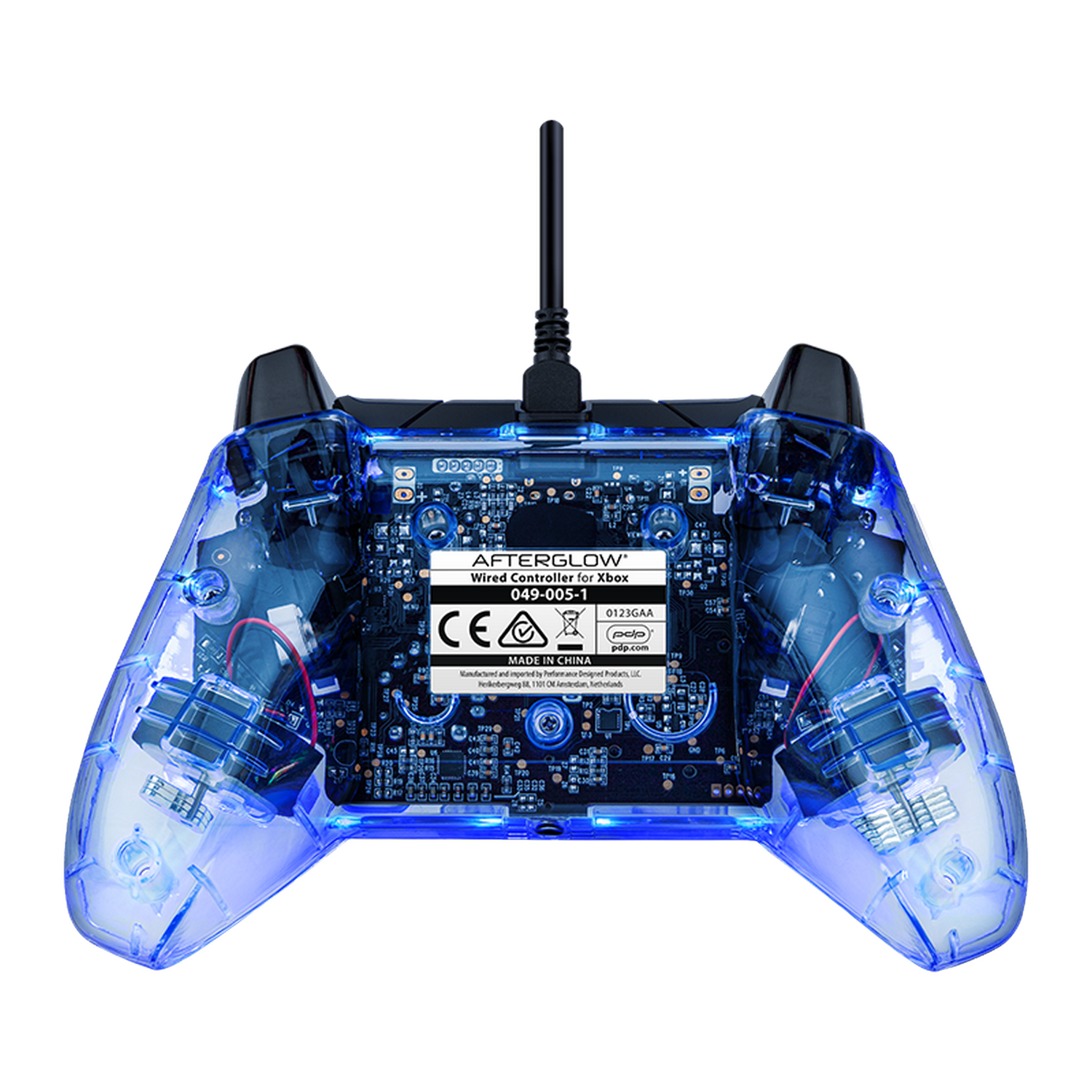 Un controlador Afterglow Xbox azul transparente, que muestra los componentes internos, con un cable negro.