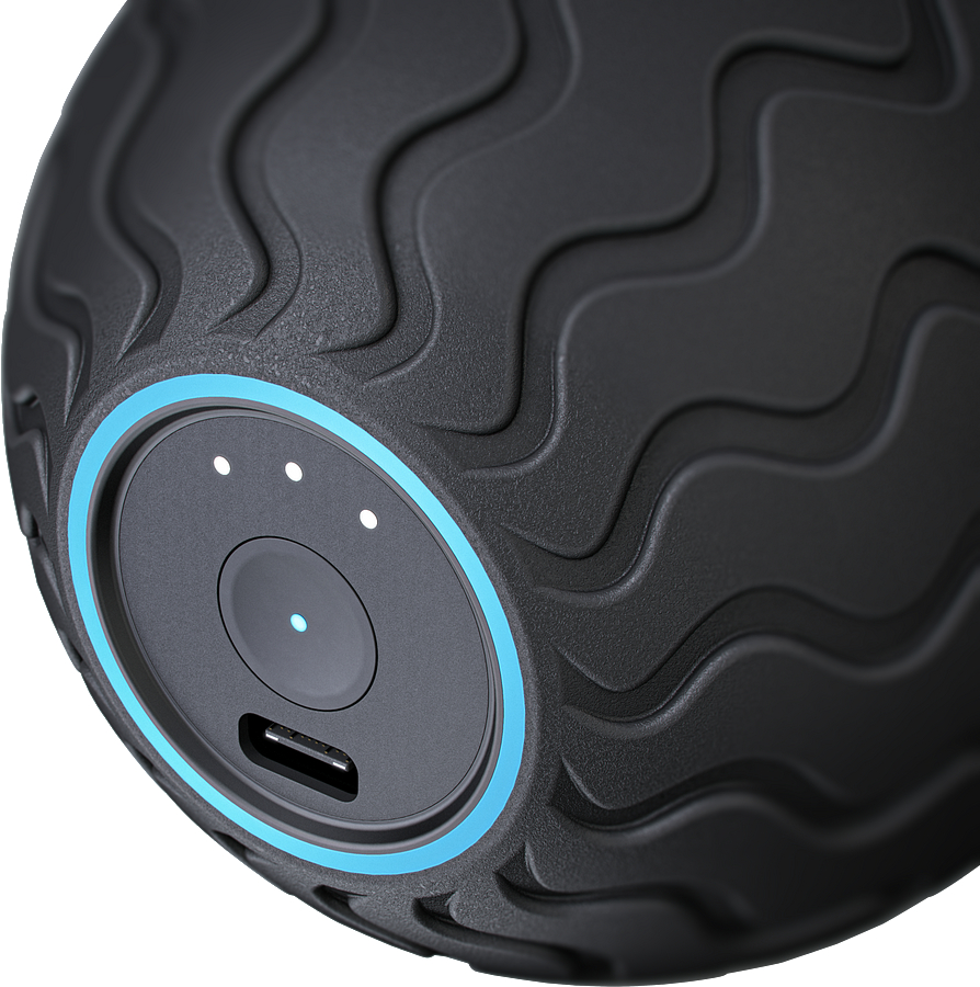 Ein schwarzer Massageball mit einem blauen Ring um den Ladeanschluss und drei weißen Lichtern.