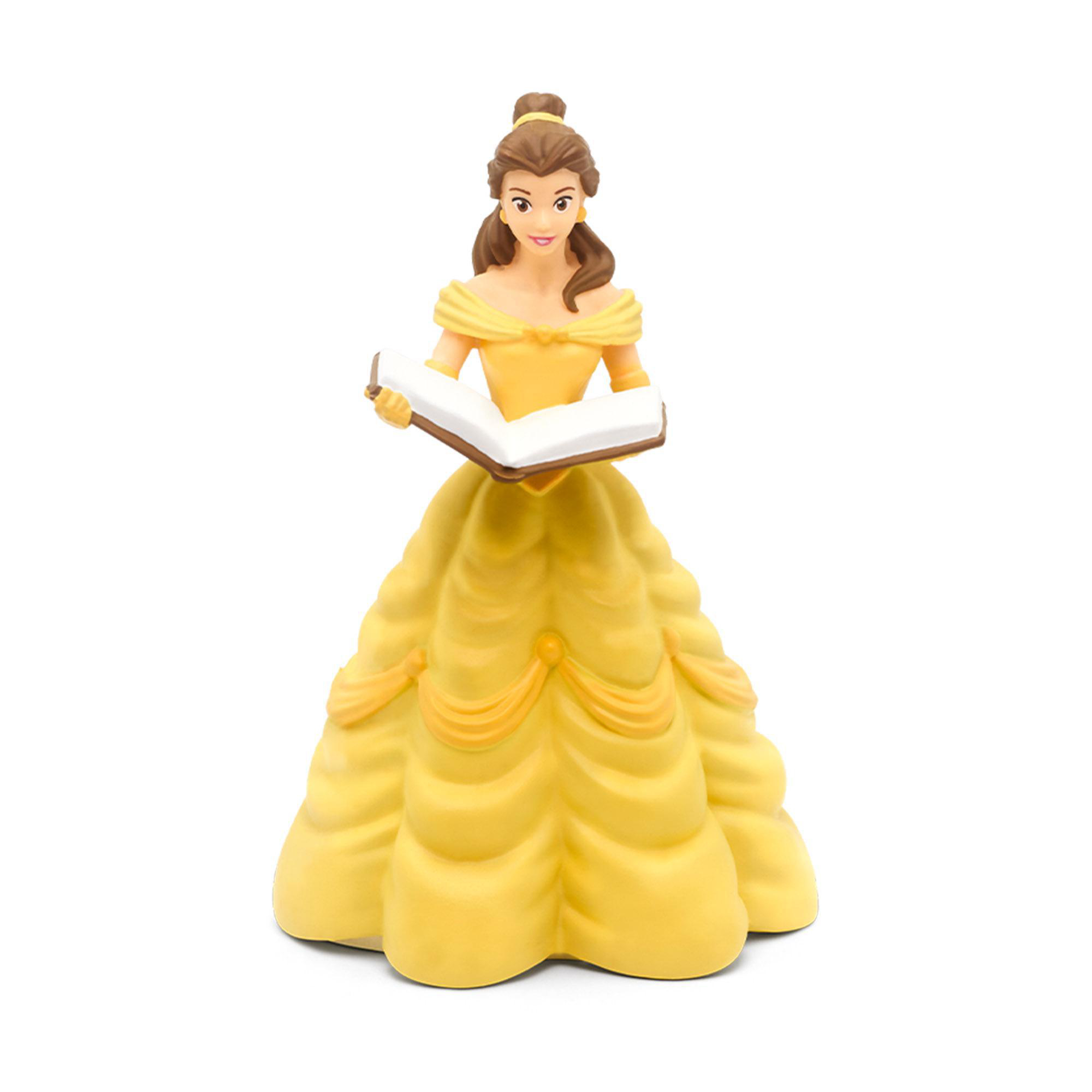 Belle-Figur als Buchleserin. Sie trägt ein gelbes Kleid und steht auf weißem Grund.