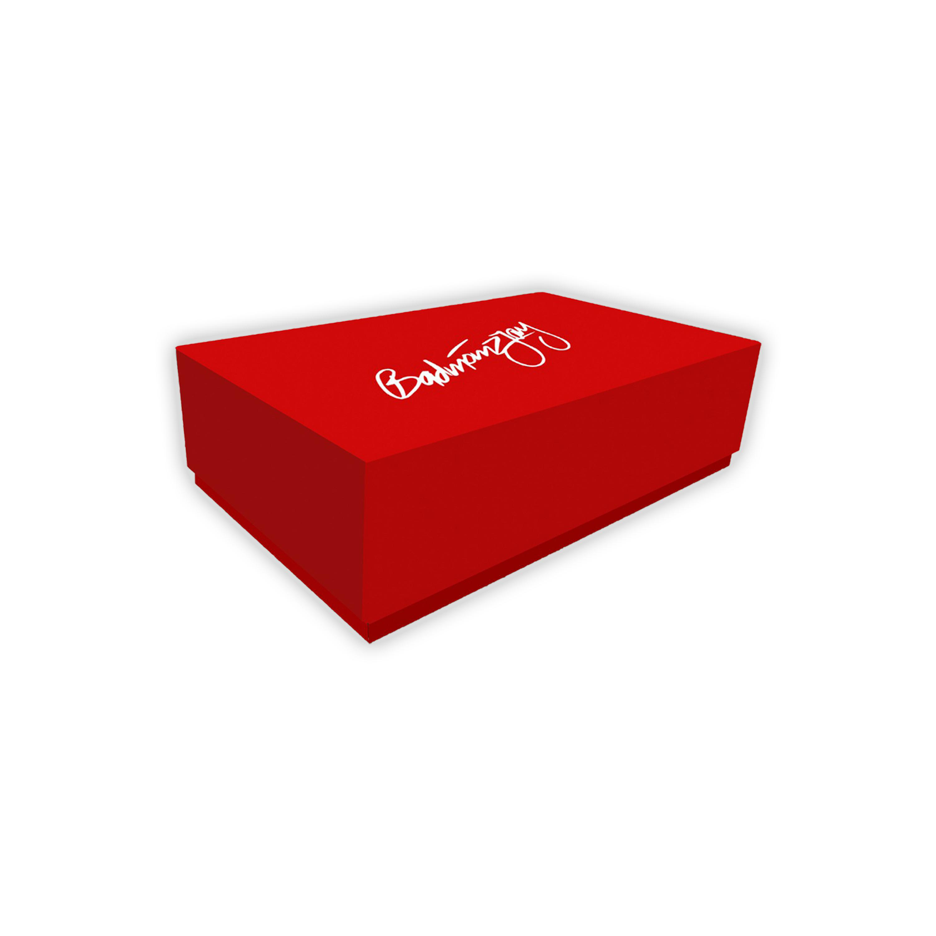 Eine rote Geschenkbox mit weißem, handgeschriebenem Logo auf weißem Hintergrund.
