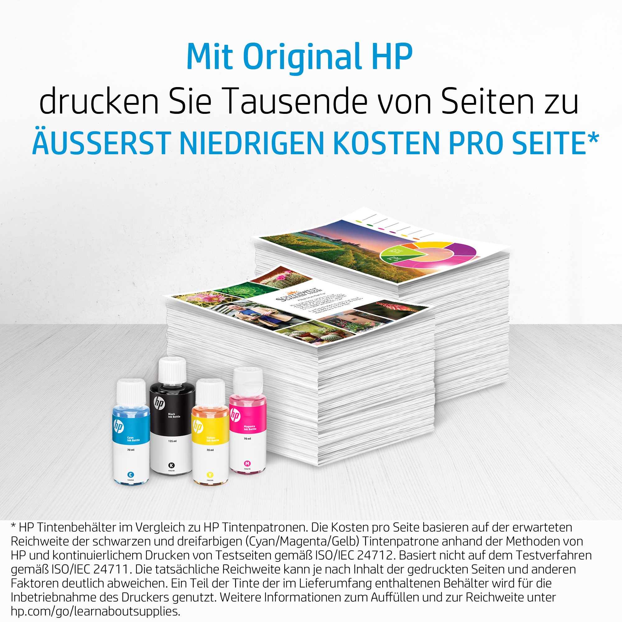 Druckerpatronen und Papier, angeordnet auf Oberfläche.