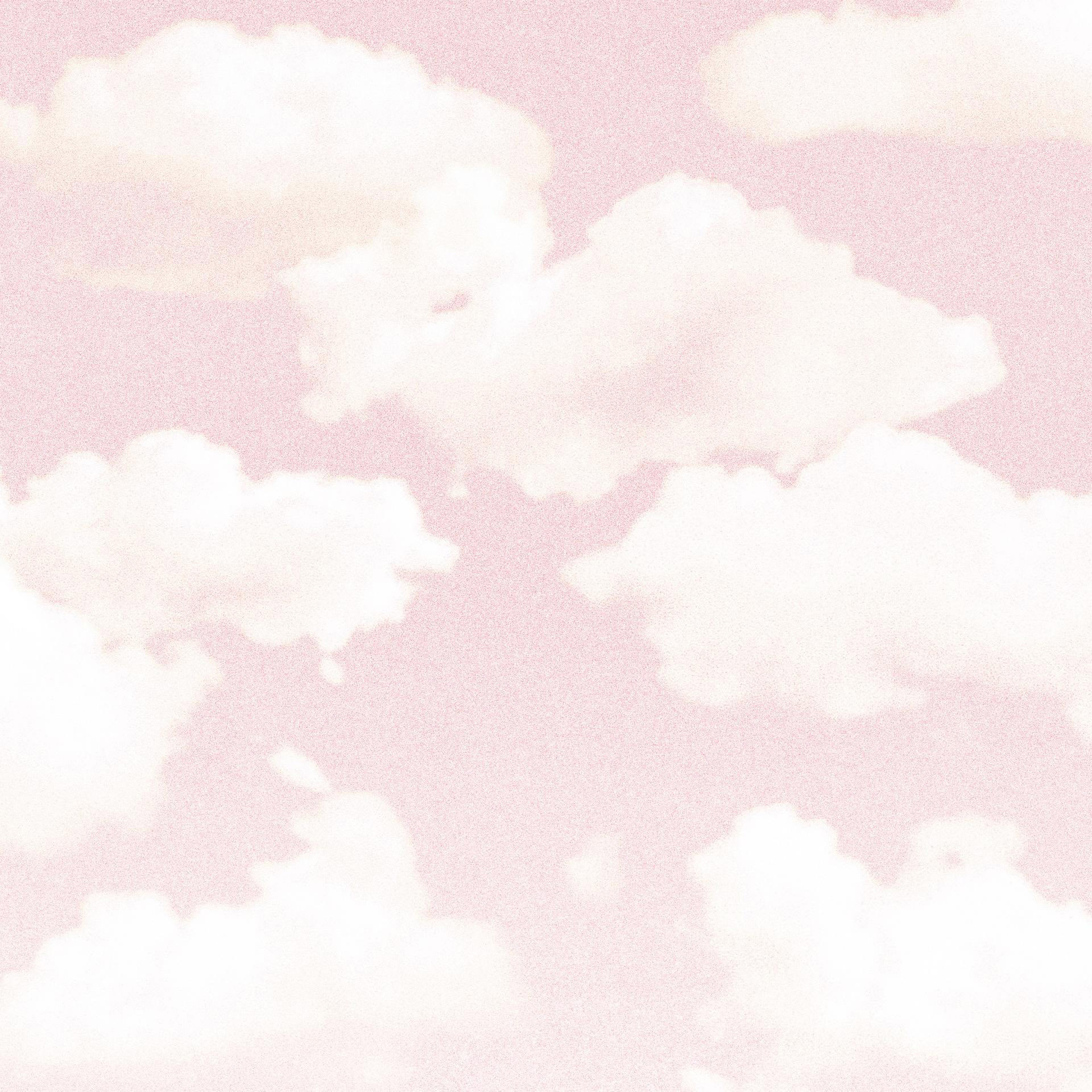 Rosa Himmel mit weißen, flauschigen Wolken. Das Bild hat eine körnige Textur.