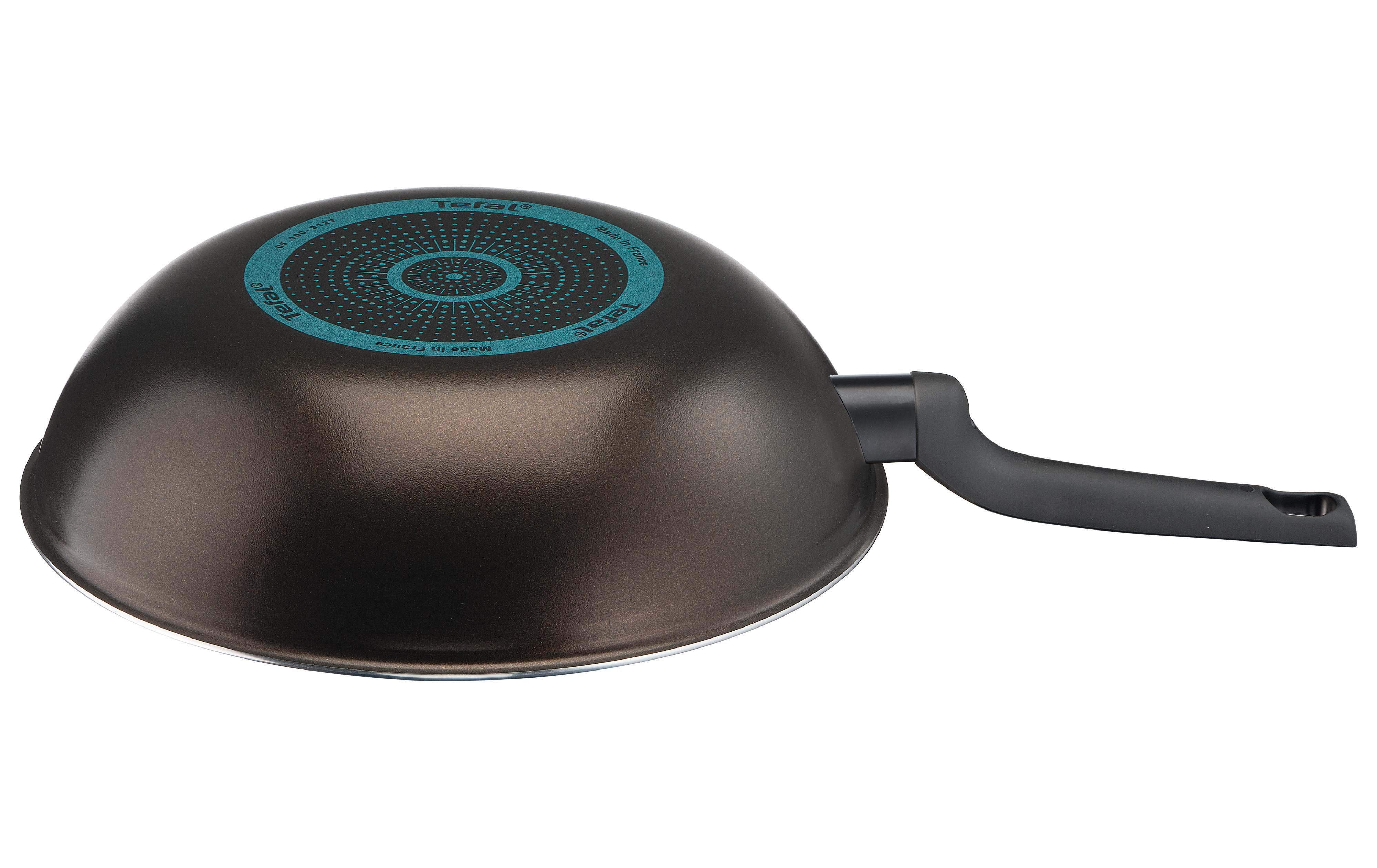 Auf dem Kopf stehender Wok. Schwarze Außenseite, türkisfarbenes Logo und ein schwarzer Griff.