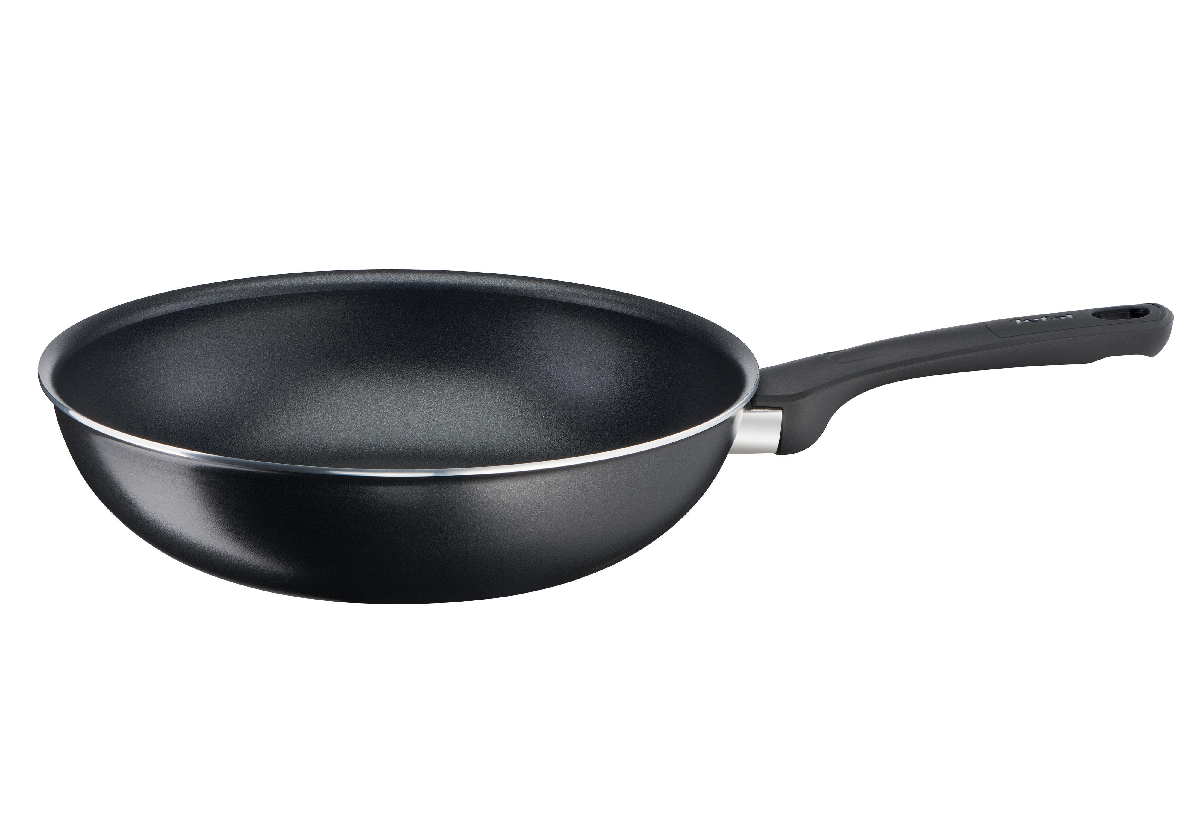 Schwarze Wokpfanne mit langem schwarzem Griff. Die Pfanne steht auf weißem Untergrund.
