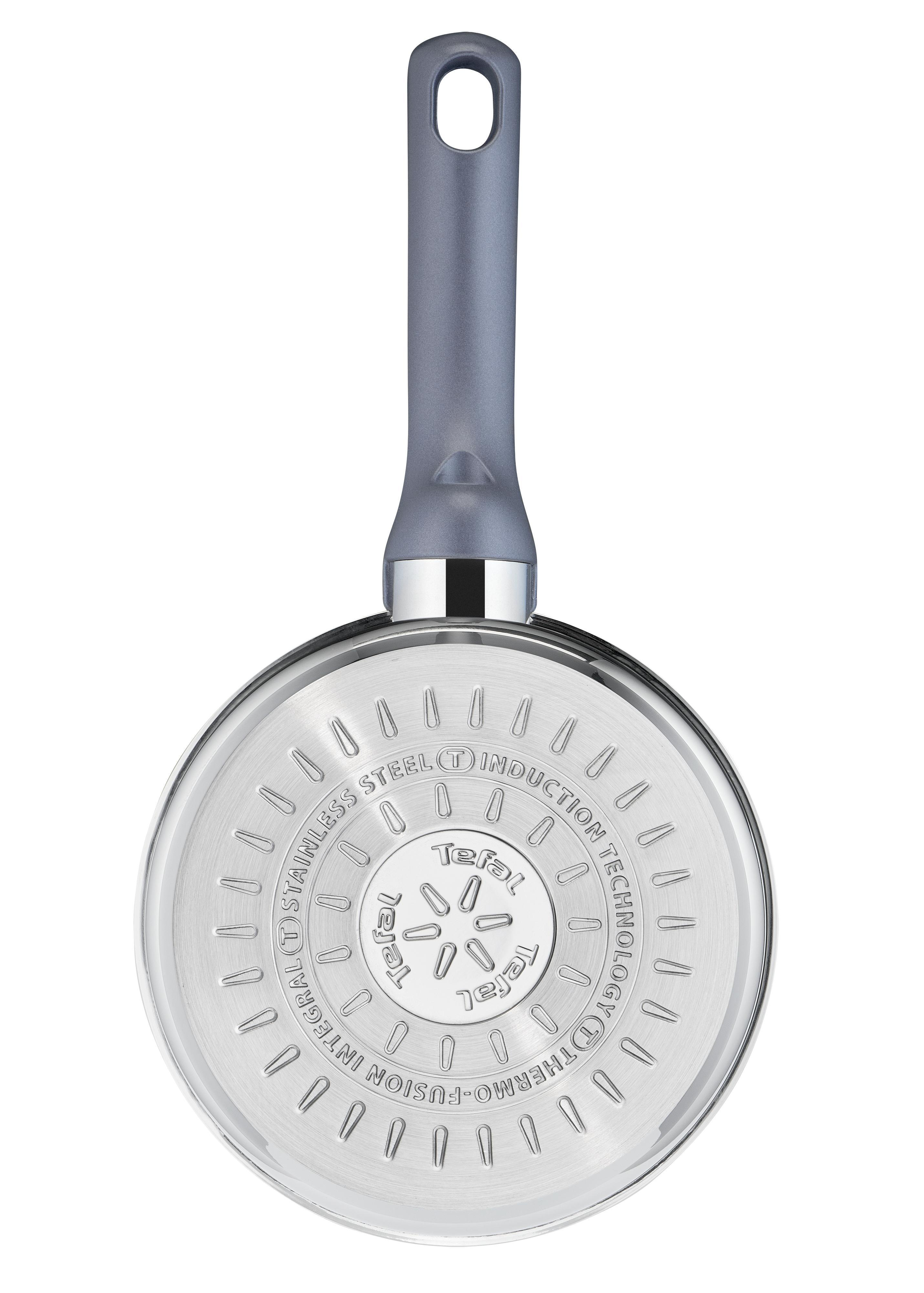 Unterseite einer Tefal Edelstahl-Bratpfanne. Silberne Farbe.