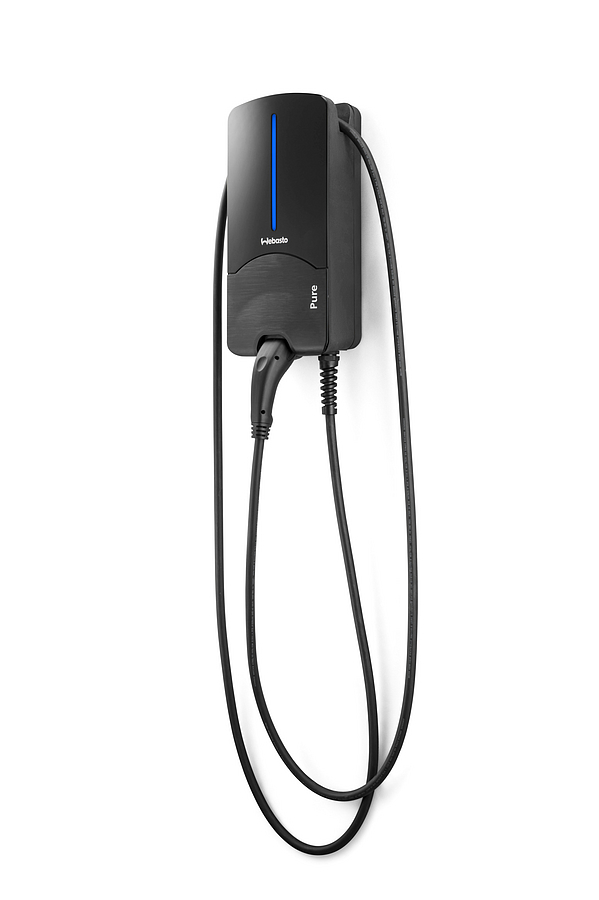 Schwarzes Elektrofahrzeug-Ladegerät mit blauem Licht und Ladekabel an einer weißen Wand.