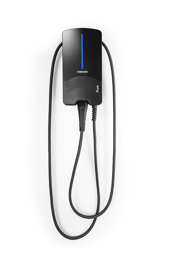 Ein schwarzes Ladegerät für Elektrofahrzeuge an einer weißen Wand. Eine blaue Kontrollleuchte leuchtet.