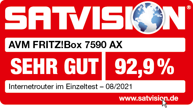 Rotes Satvision-Abzeichen mit 'AVM FRITZ!Box 7590 AX', 'SEHR GUT 92,9%' und 'Internetrouter'-Text.