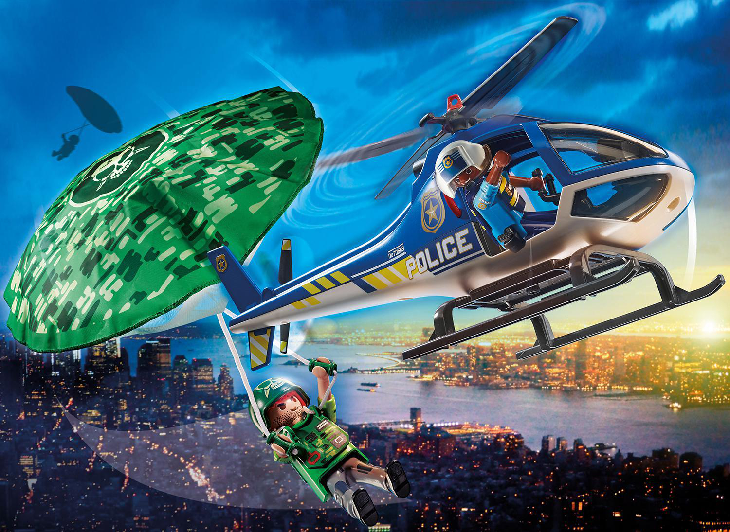 Ein Spielzeug-Polizeihubschrauber mit zwei Figuren, eine springt mit Fallschirm, über einer Stadt.