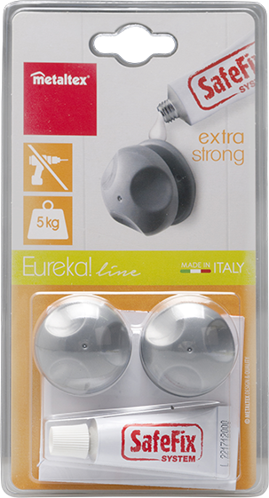 Egy átlátszó csomag két szürke horoggal és egy ragasztócsővel, a 'SafeFix System' felirattal.