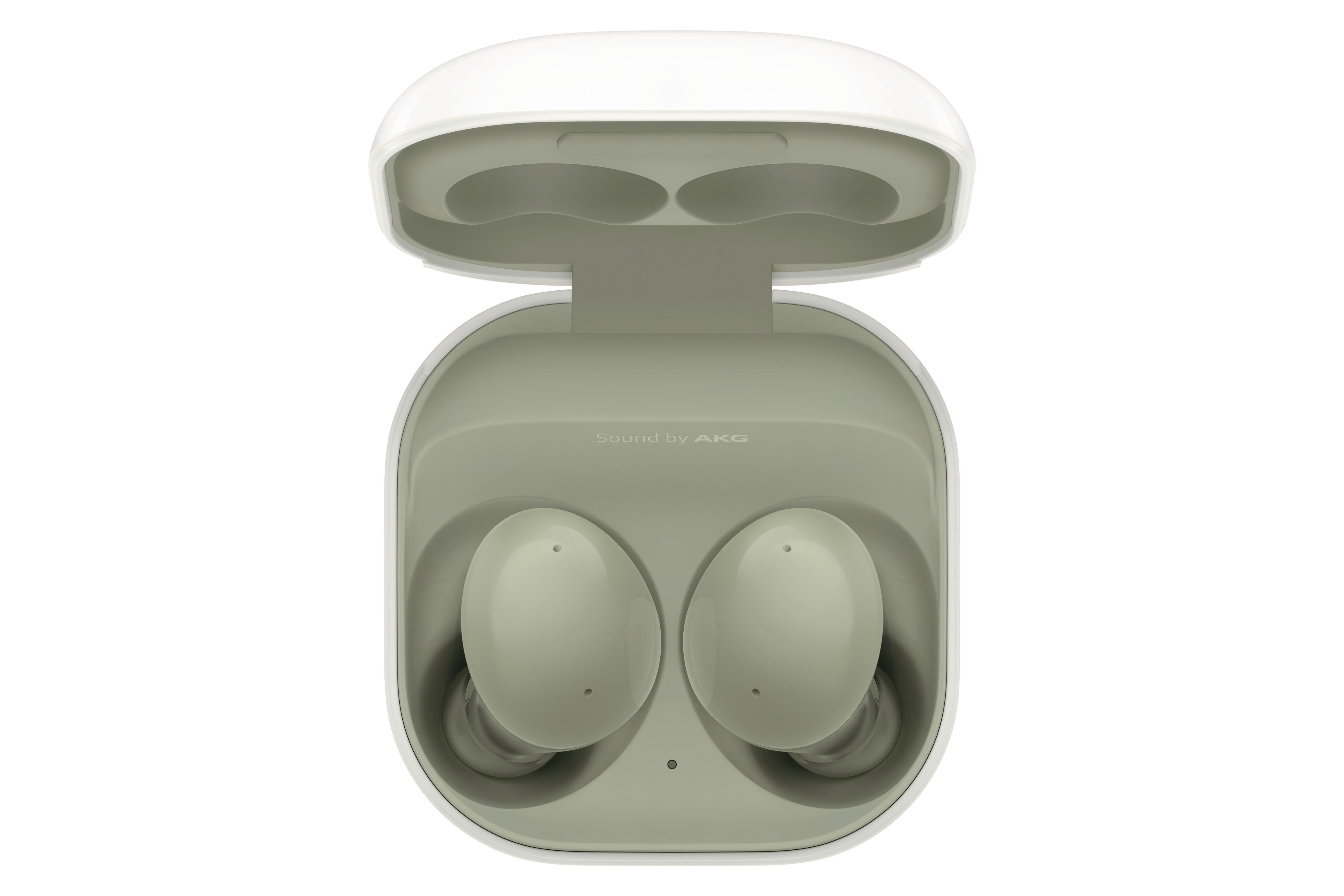 Weißes Ladecase mit zwei grünen Ohrhörern. 'Sound by AKG' auf dem Case gedruckt.