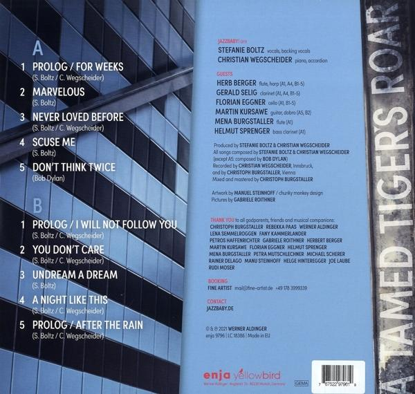 Rückseite einer CD-Hülle mit Text und einer Musik-Trackliste. Der Text ist in mehreren Sprachen.
