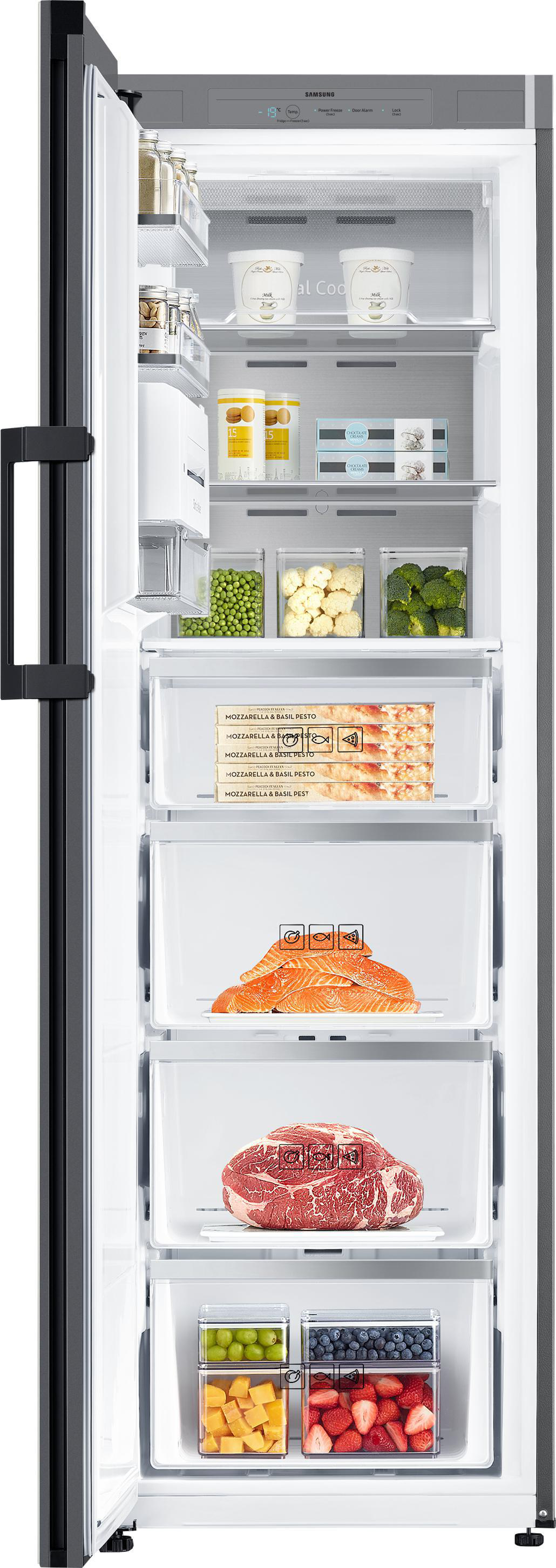 Kühlschrank offen, gefüllt mit Lebensmitteln wie Garnelen, Lachs und Fleisch, mit Schubladen und Regalen.
