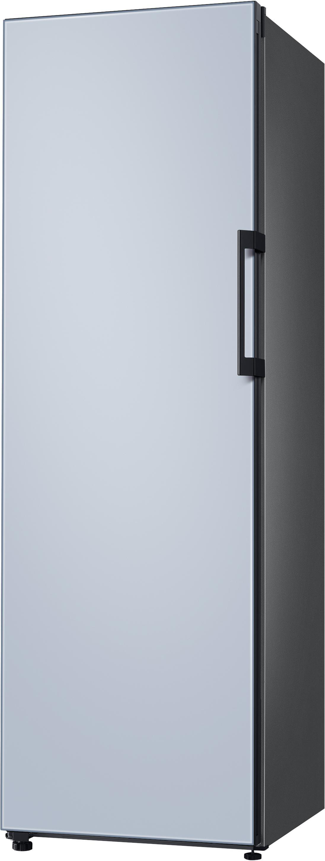 Ein hoher silberner Kühlschrank mit schwarzem Griff.