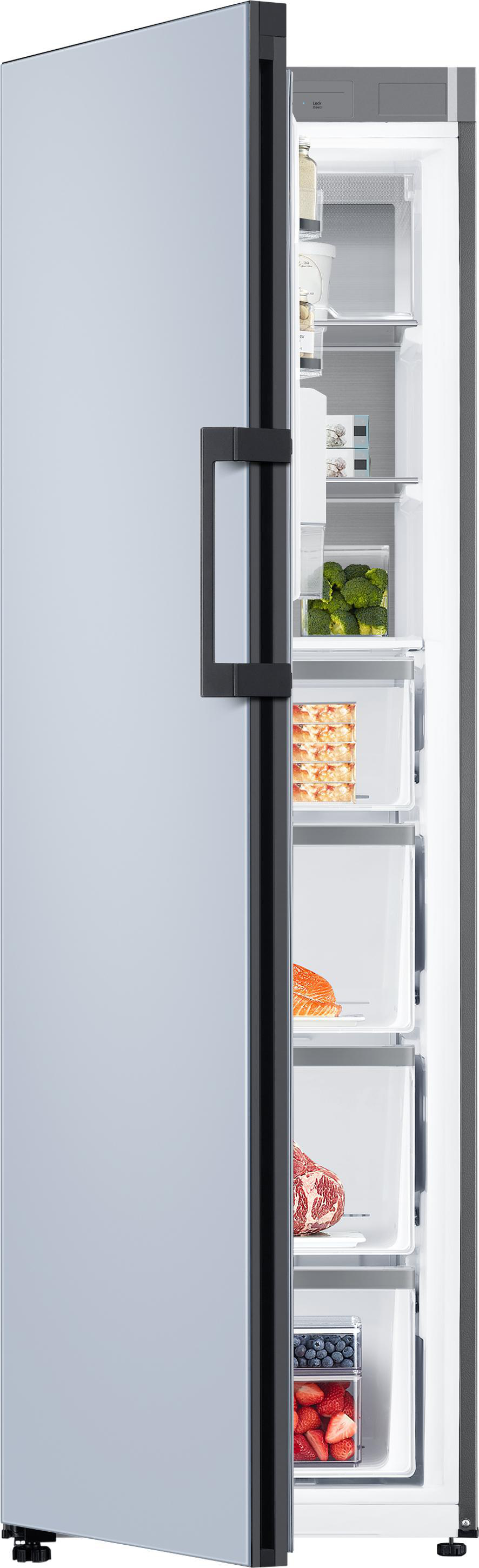 Samsung Kühlschrank mit geöffneter Tür, Innenraum, Lagerung und Lebensmittel.