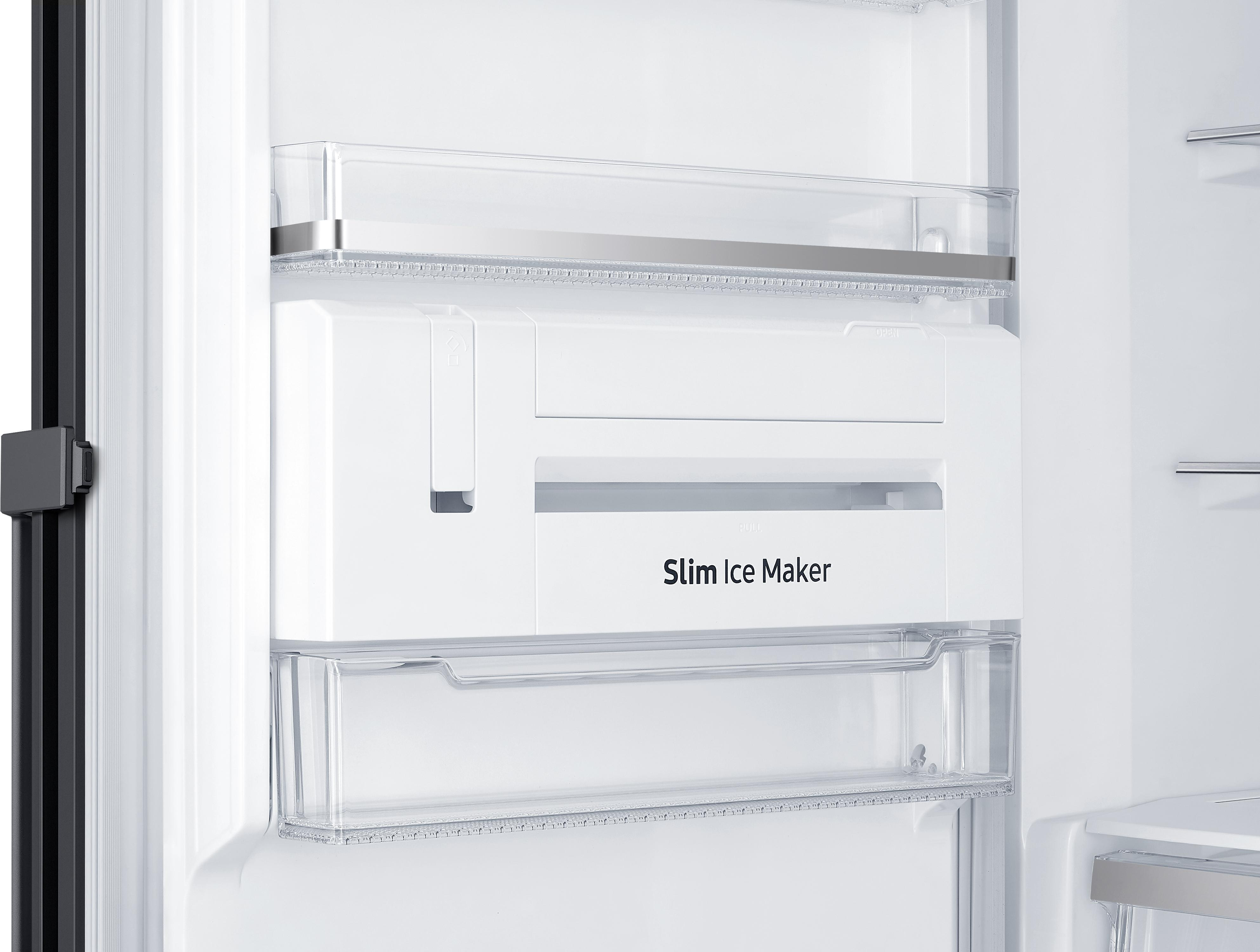Kühlschrankinnenraum mit Eisbereiter. Weiße Regale und ein Aufkleber 'Slim Ice Maker' sind sichtbar.