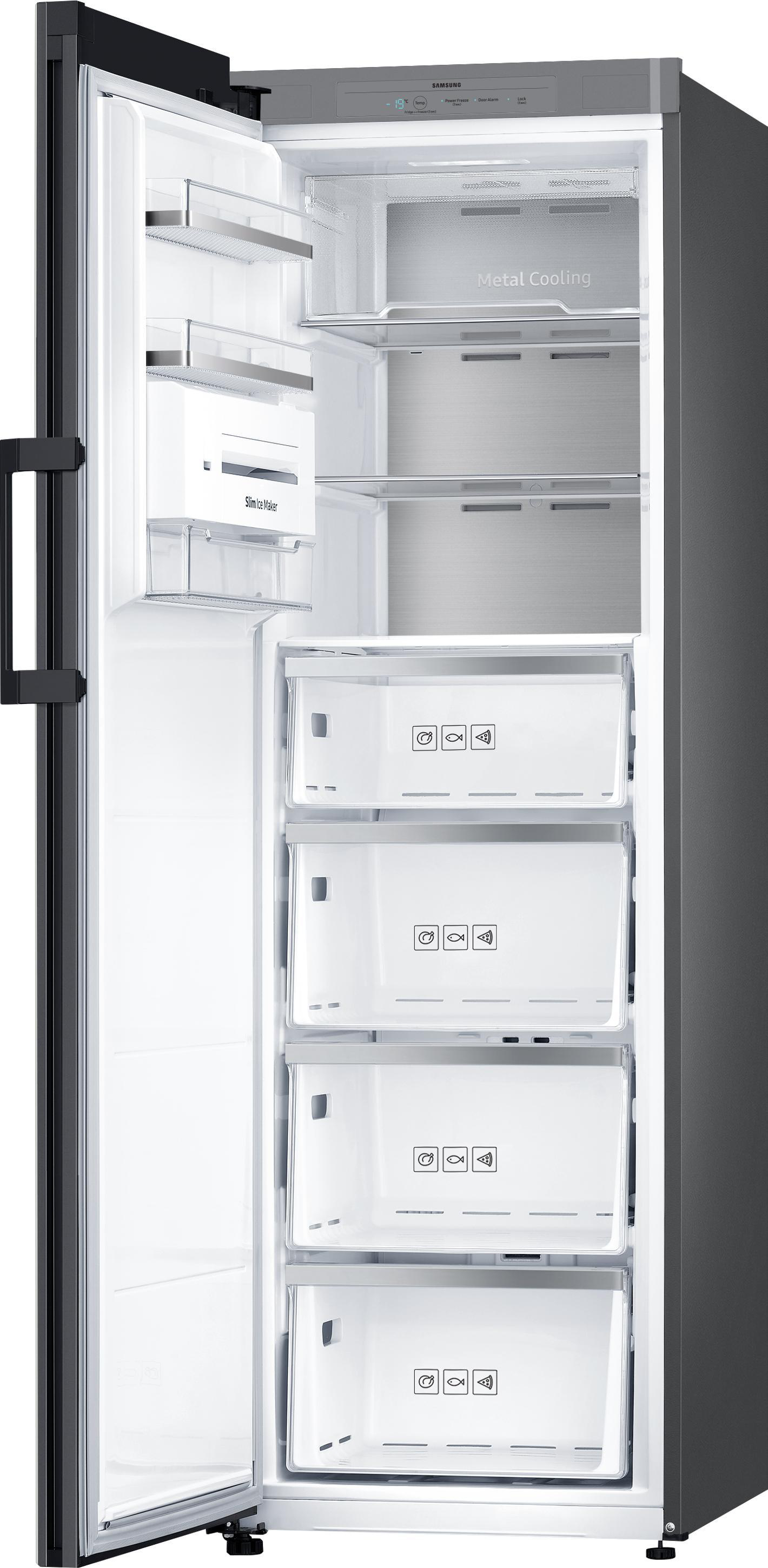 Offener schwarzer Kühlschrank mit sichtbaren Regalen und Schubladen.