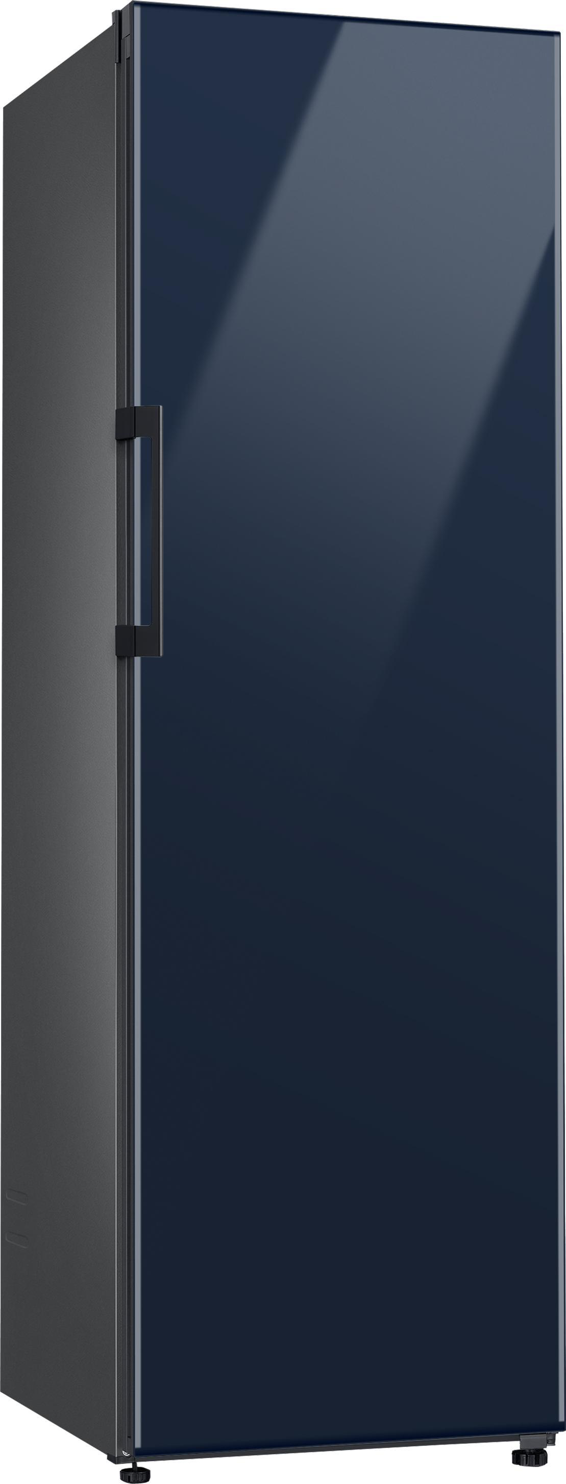 Ein hoher, marineblauer Kühlschrank mit schwarzem Griff und dunkelgrauer Seite.
