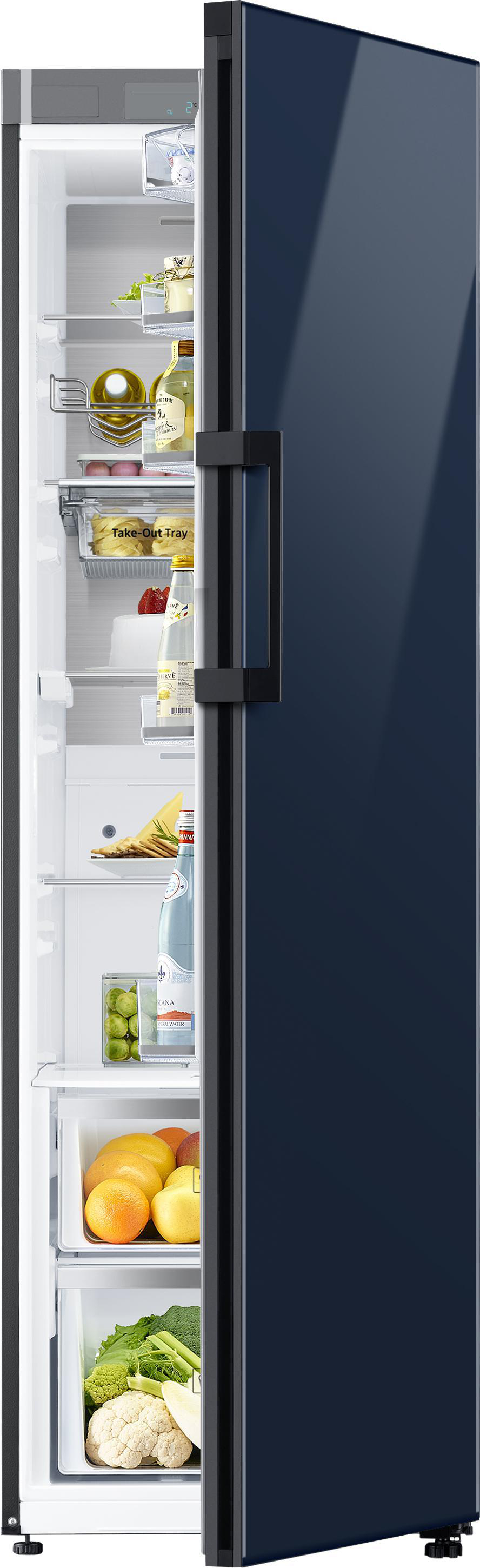 Offener Kühlschrank mit Regalen voller Lebensmittel, darunter Flaschen, Gemüse und Obst.