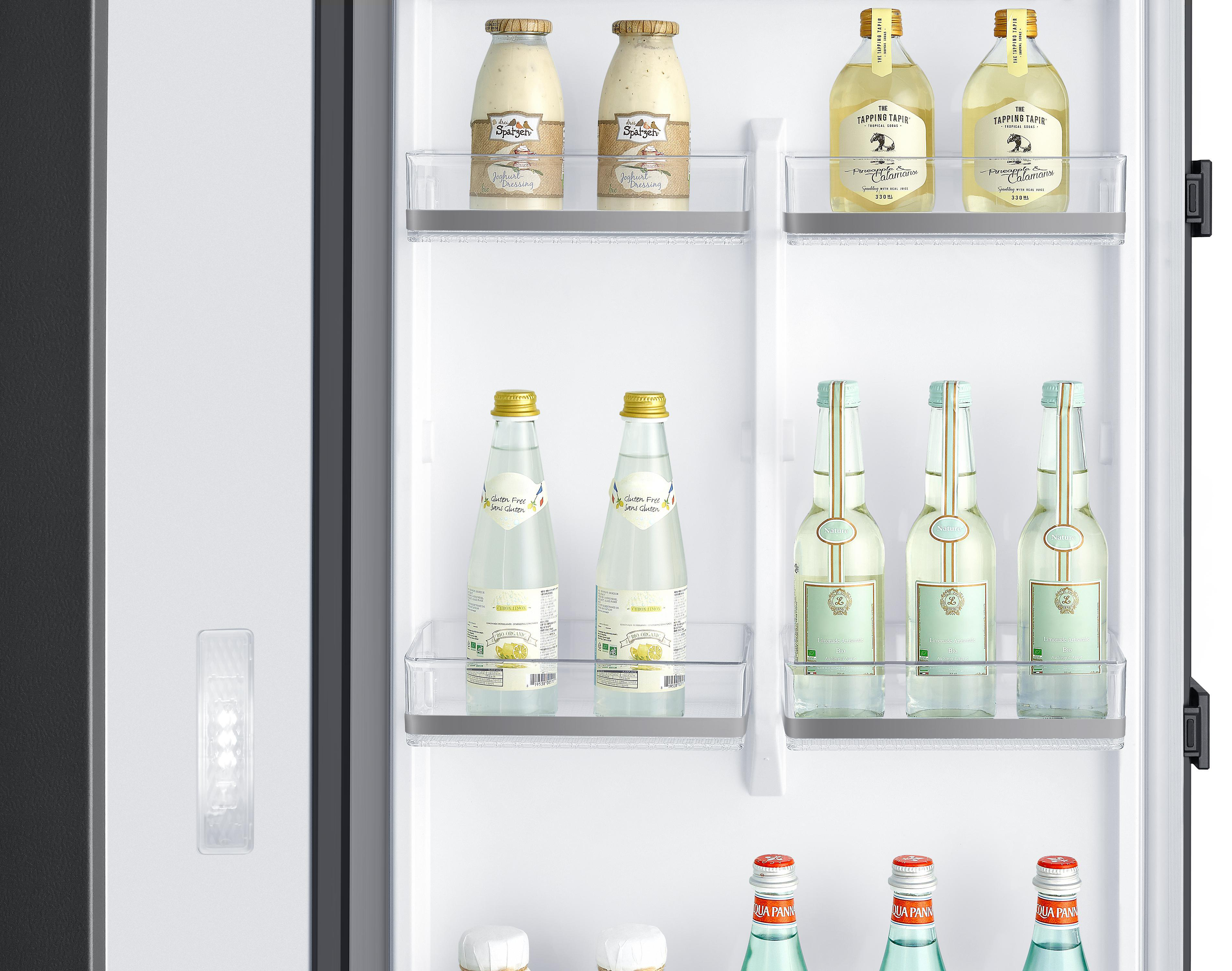 Kühlschrankinnenraum mit Getränken gefüllt: Mayonnaise, Wasserflaschen und Sprudelwasser.