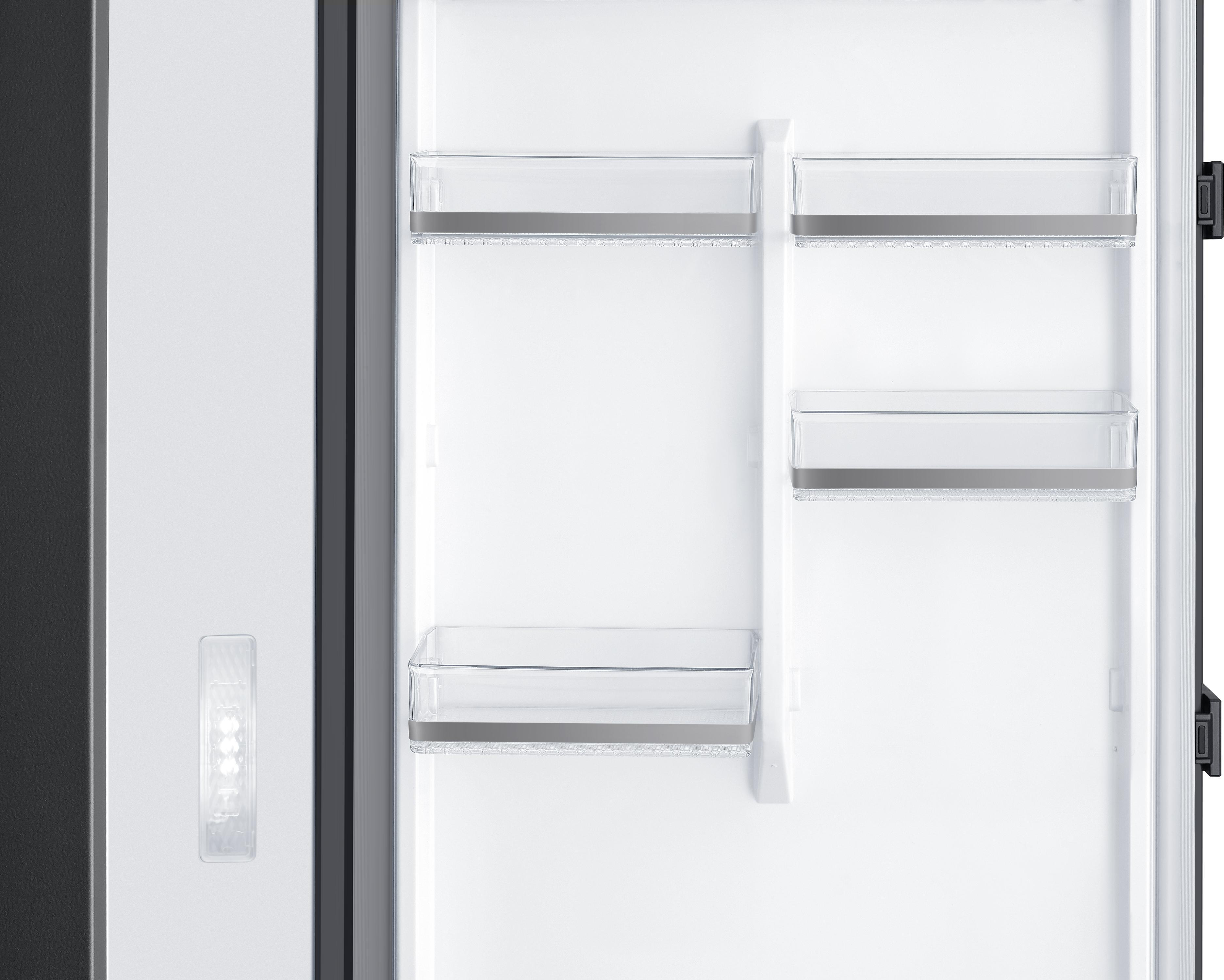 Ein offener Kühlschrank mit Regalen und transparenten Behältern im Inneren.