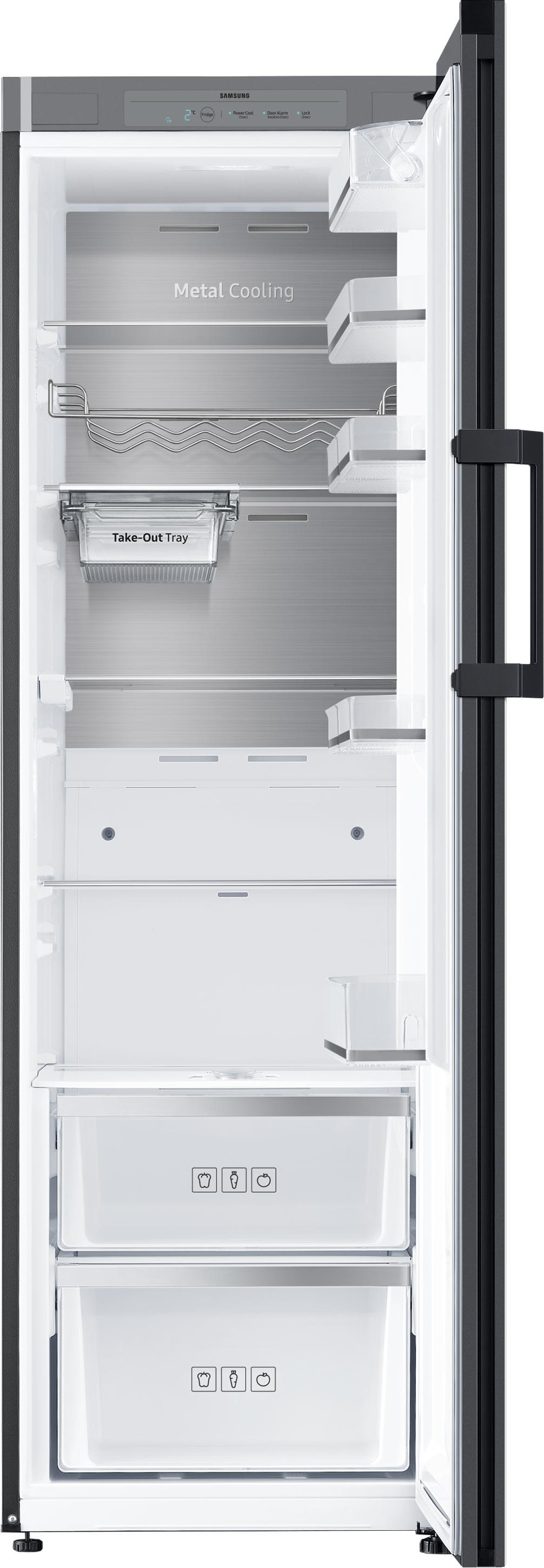 Ein offener Kühlschrank mit Regalen und Schubladen. Der Innenraum ist weiß, und die Tür ist schwarz.