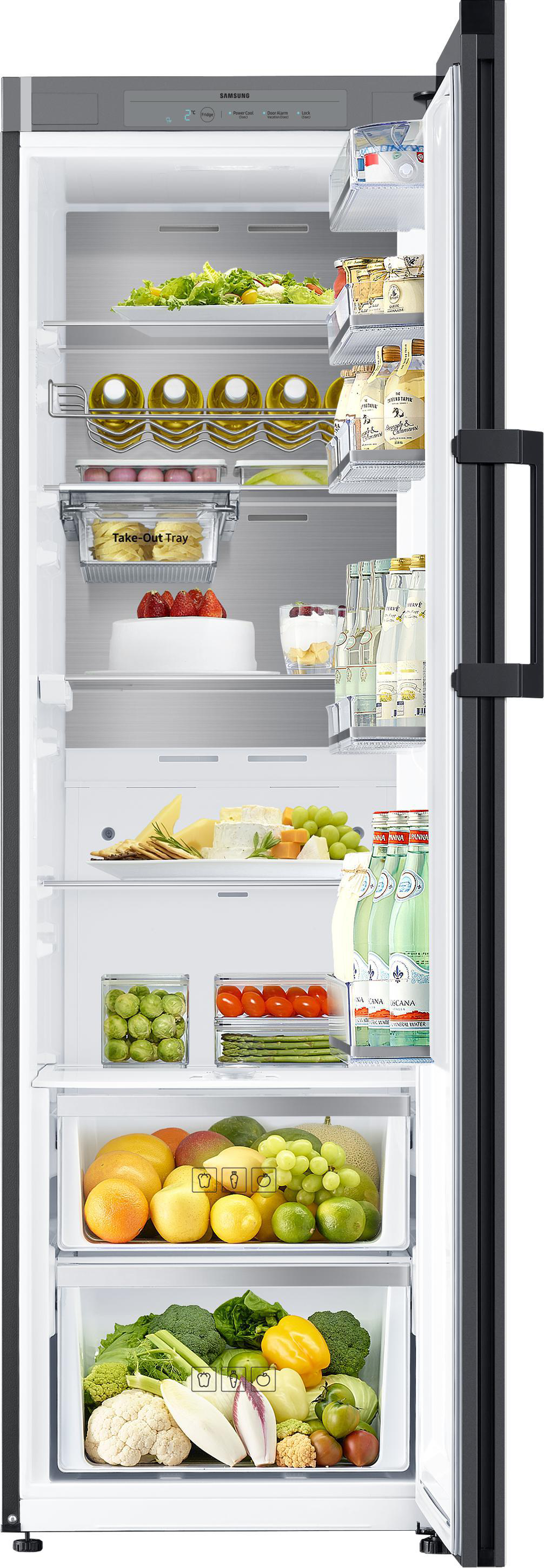 Offener Kühlschrank mit Regalen voller Lebensmittel. Weiße Innenausstattung, schwarze Tür.