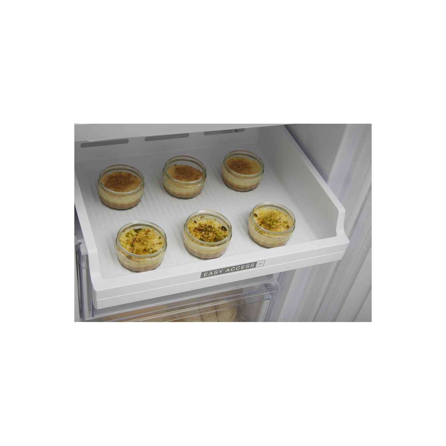 Cajón de refrigerador con seis tarros de postre de vidrio en una bandeja blanca con 'EASY ACCESS'.