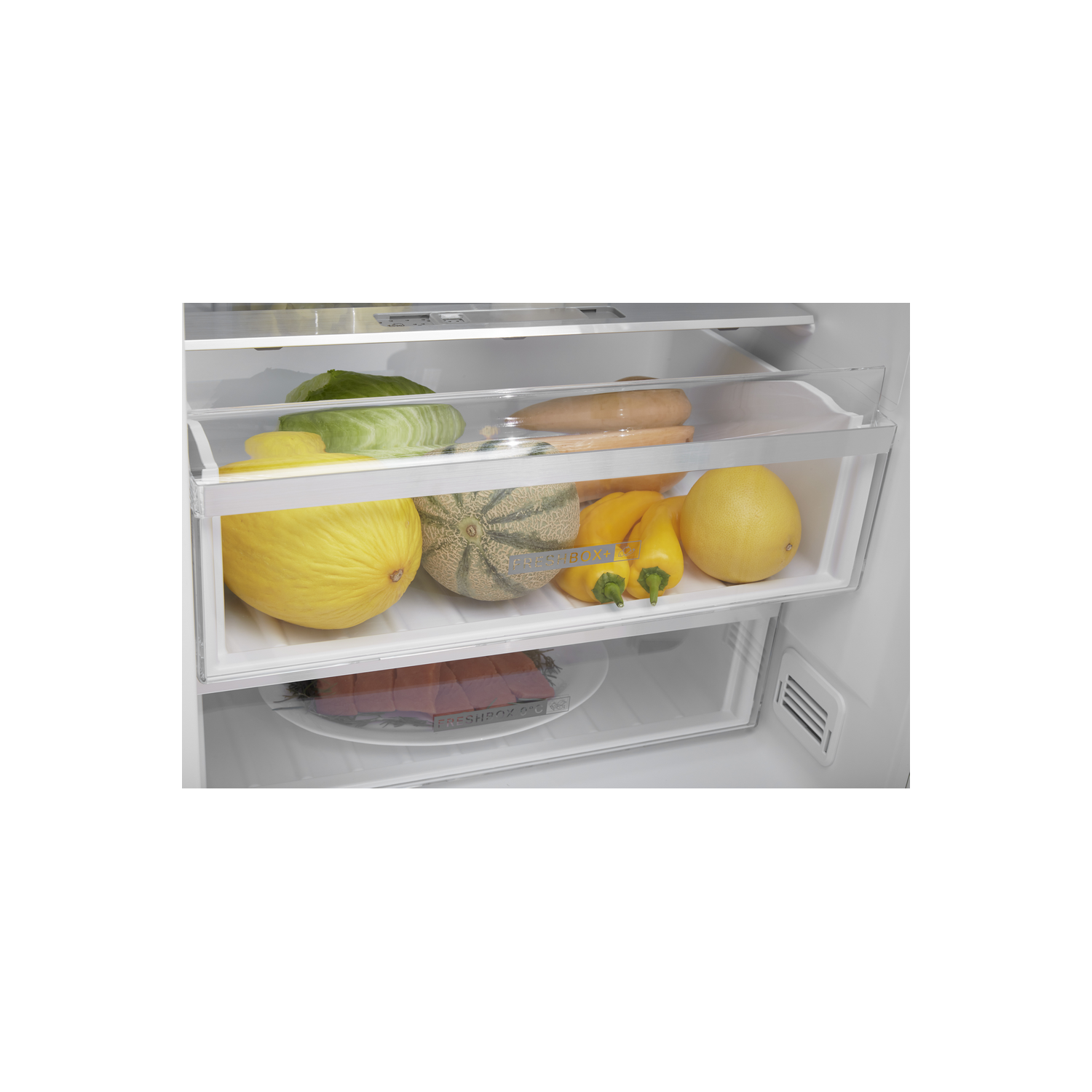 Refrigerador abierto con estantes que contienen varias frutas y verduras. Interior bien iluminado.